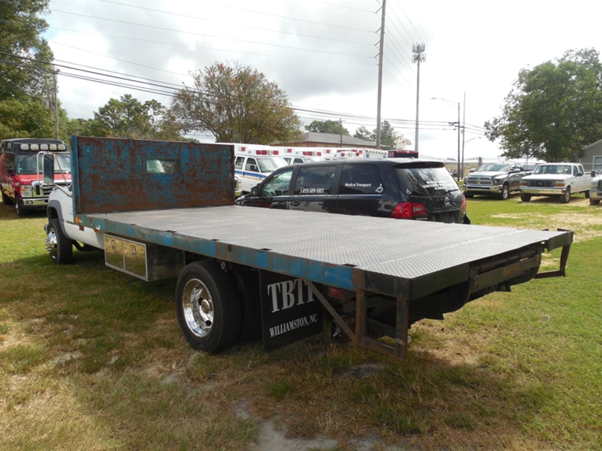 2001 GMC 3500 Diesel Flat bed with lift gate vin# 3GDKC34F41M111788 - 159,445 miles truck was - Image 4 of 5