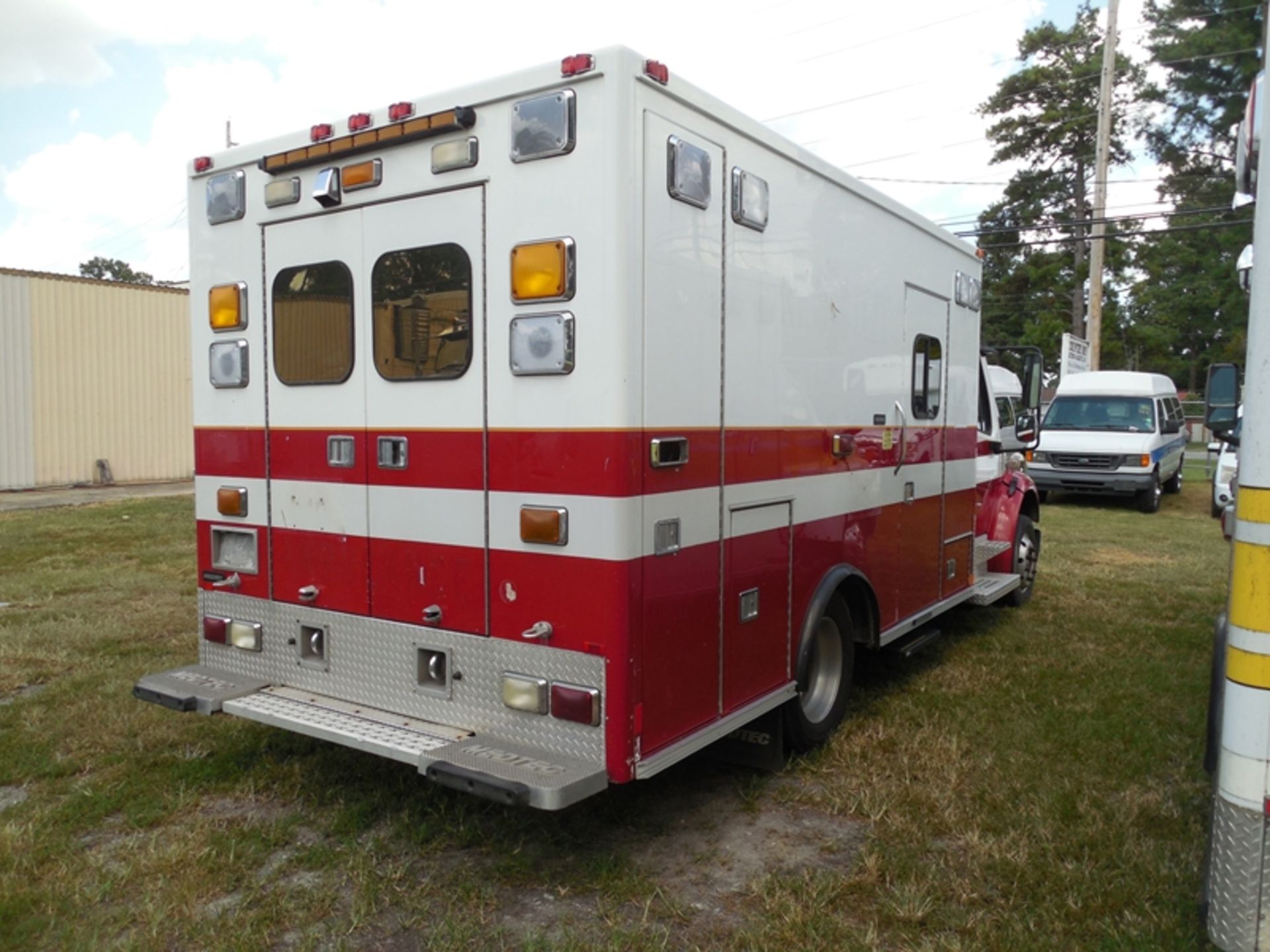 2007 Freightliner Med Duty Medtec vin# 1FVACWDD07HX42572 - 296,911 miles - Image 3 of 6