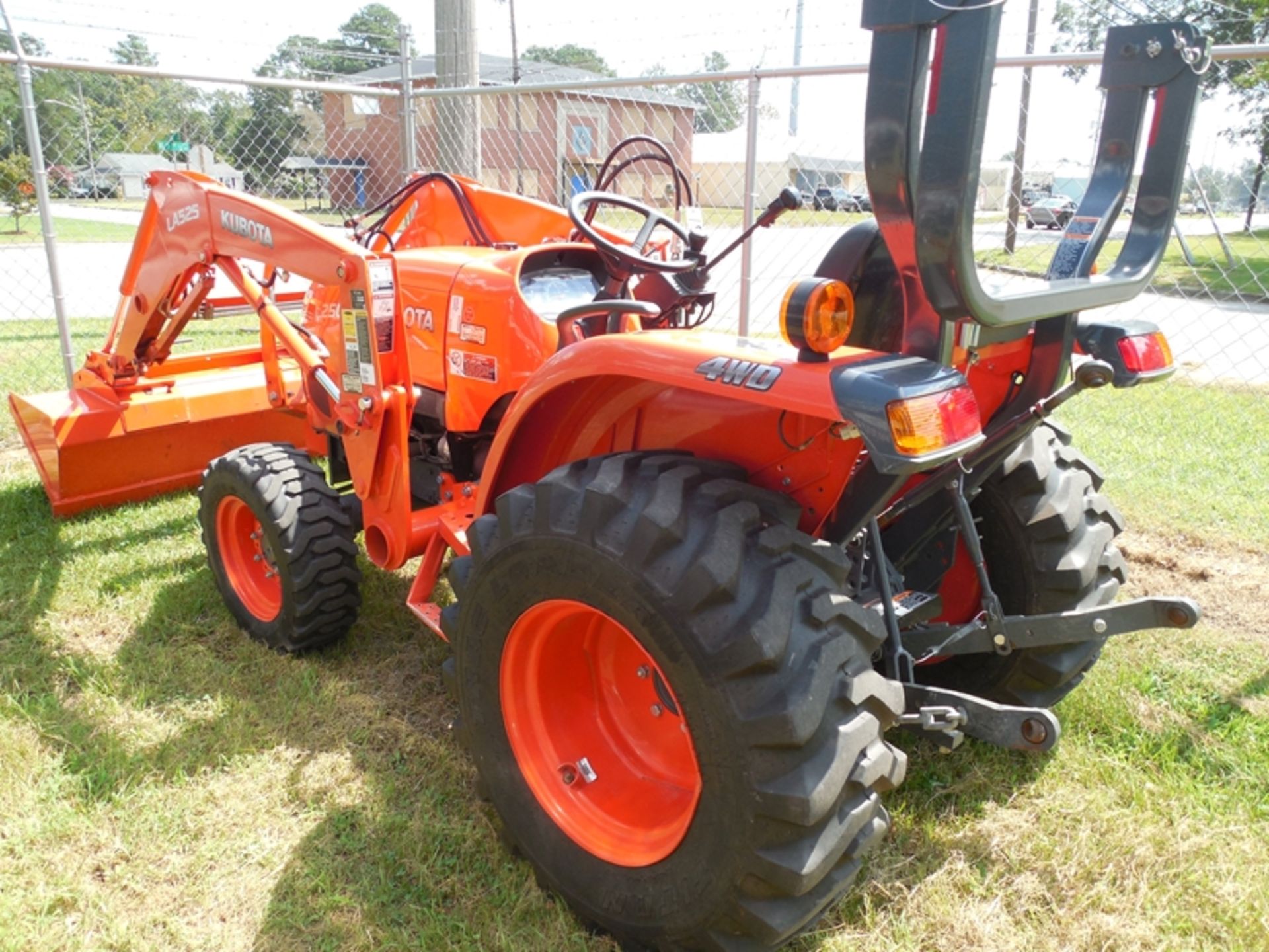 2018 Kubota L2501D Tractor ser# 74956 wLA525 loader, 4wd, 138 hours, electric over hydraulic switch - Image 4 of 4