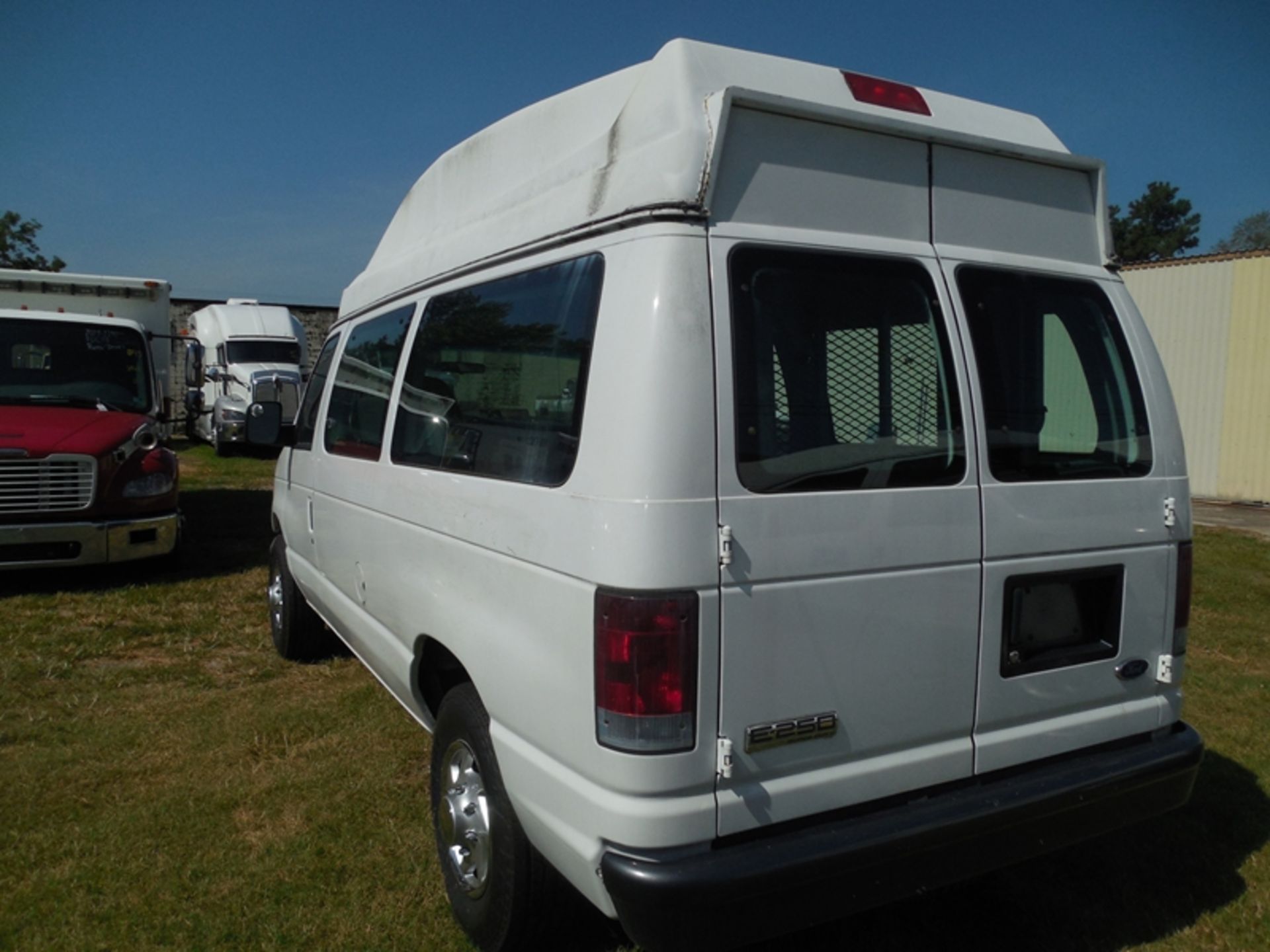 2007 Ford wheel chair van vin# 1FTNE24W87DA04933 - 130,394 miles - Image 4 of 6