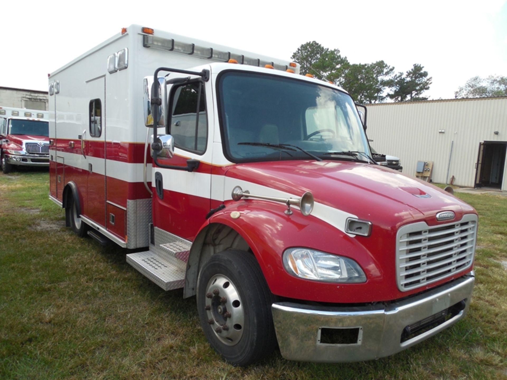 2007 Freightliner Med Duty Medtec vin# 1FVACWDD07HX42572 - 296,911 miles - Image 2 of 6