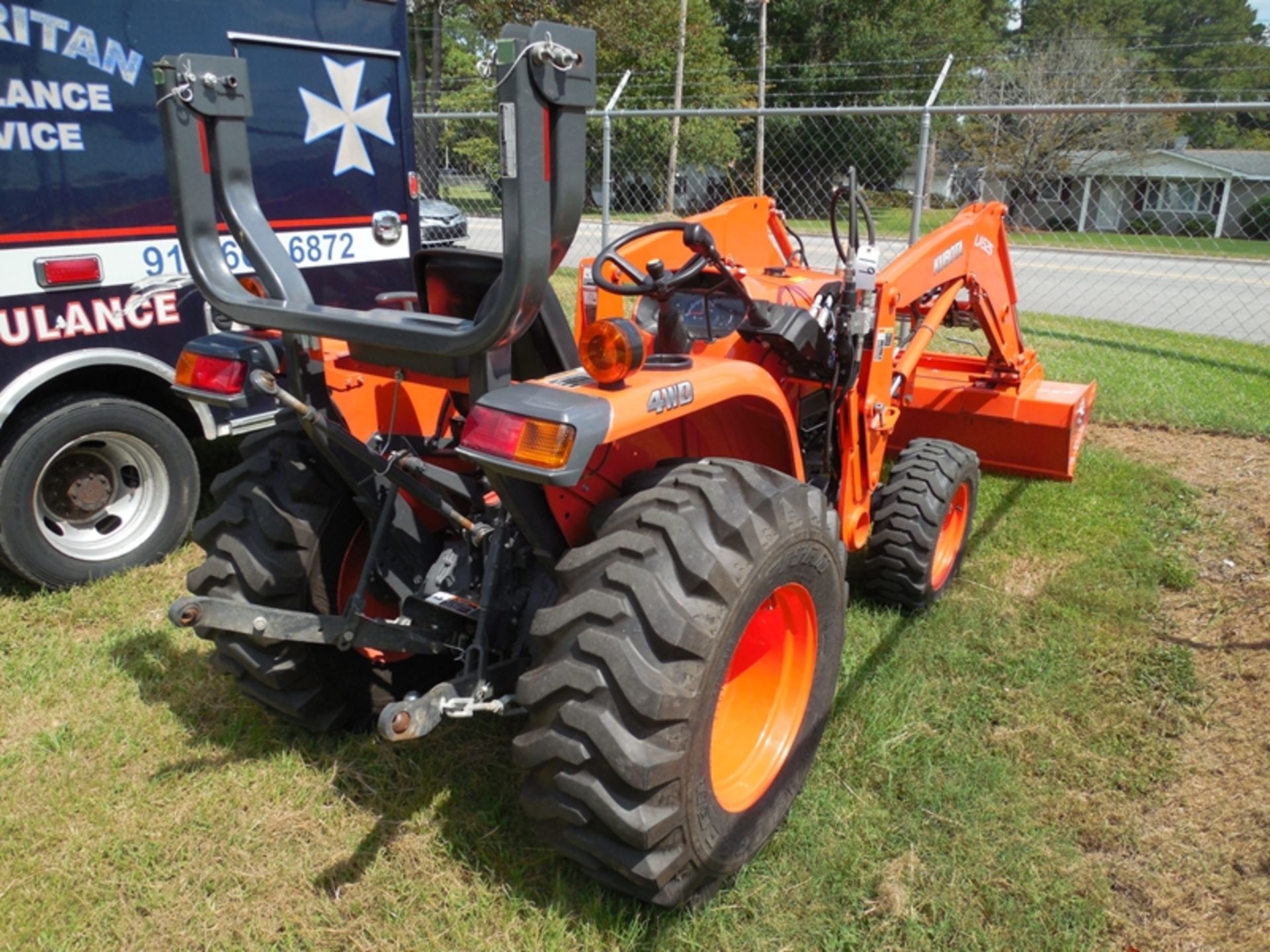 2018 Kubota L2501D Tractor ser# 74956 wLA525 loader, 4wd, 138 hours, electric over hydraulic switch - Image 3 of 4