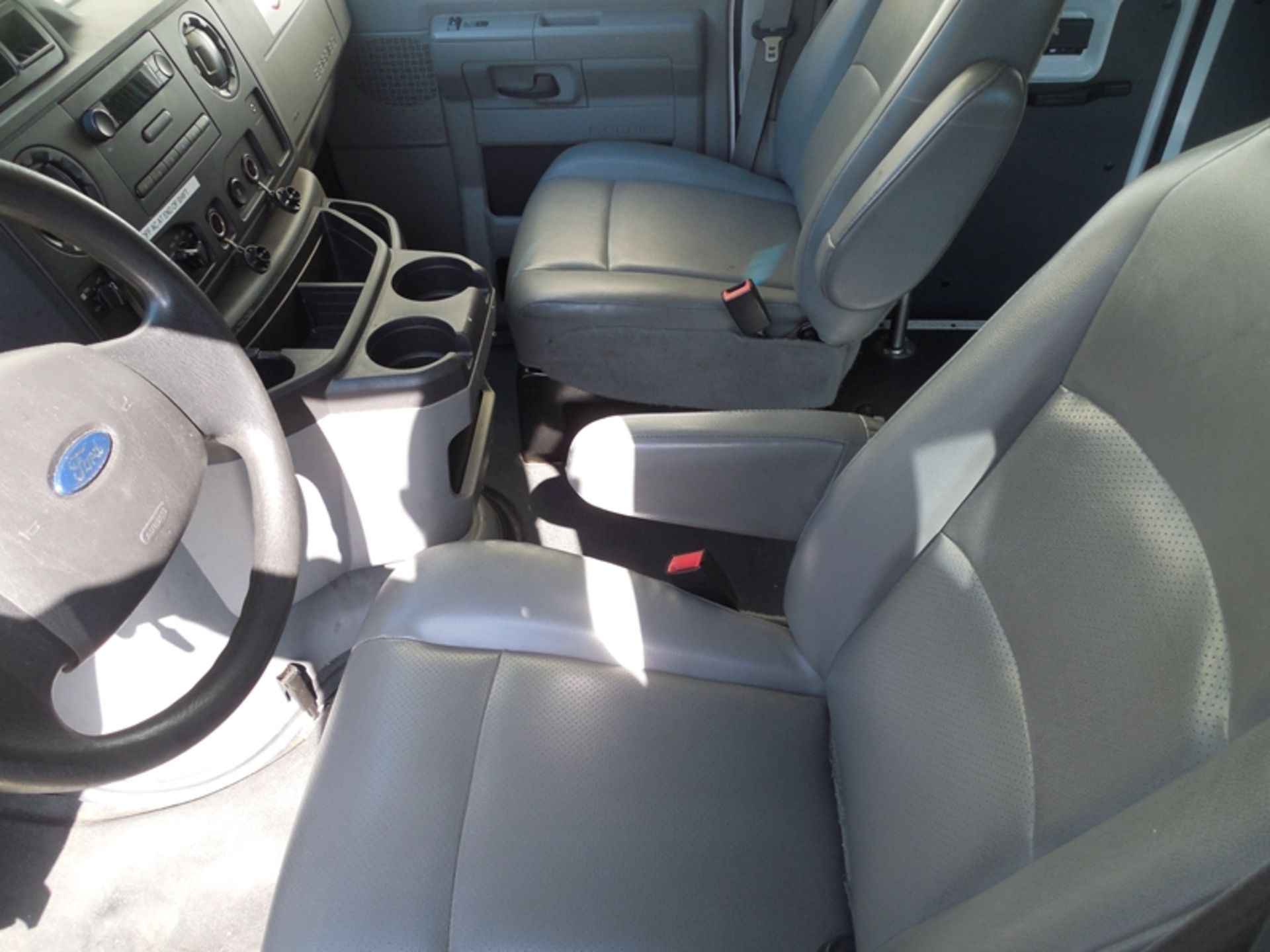 2014 Ford E150 wheel chair van vin# 1FTNE1EW3EDA59814 - 162.841 miles - Image 5 of 6