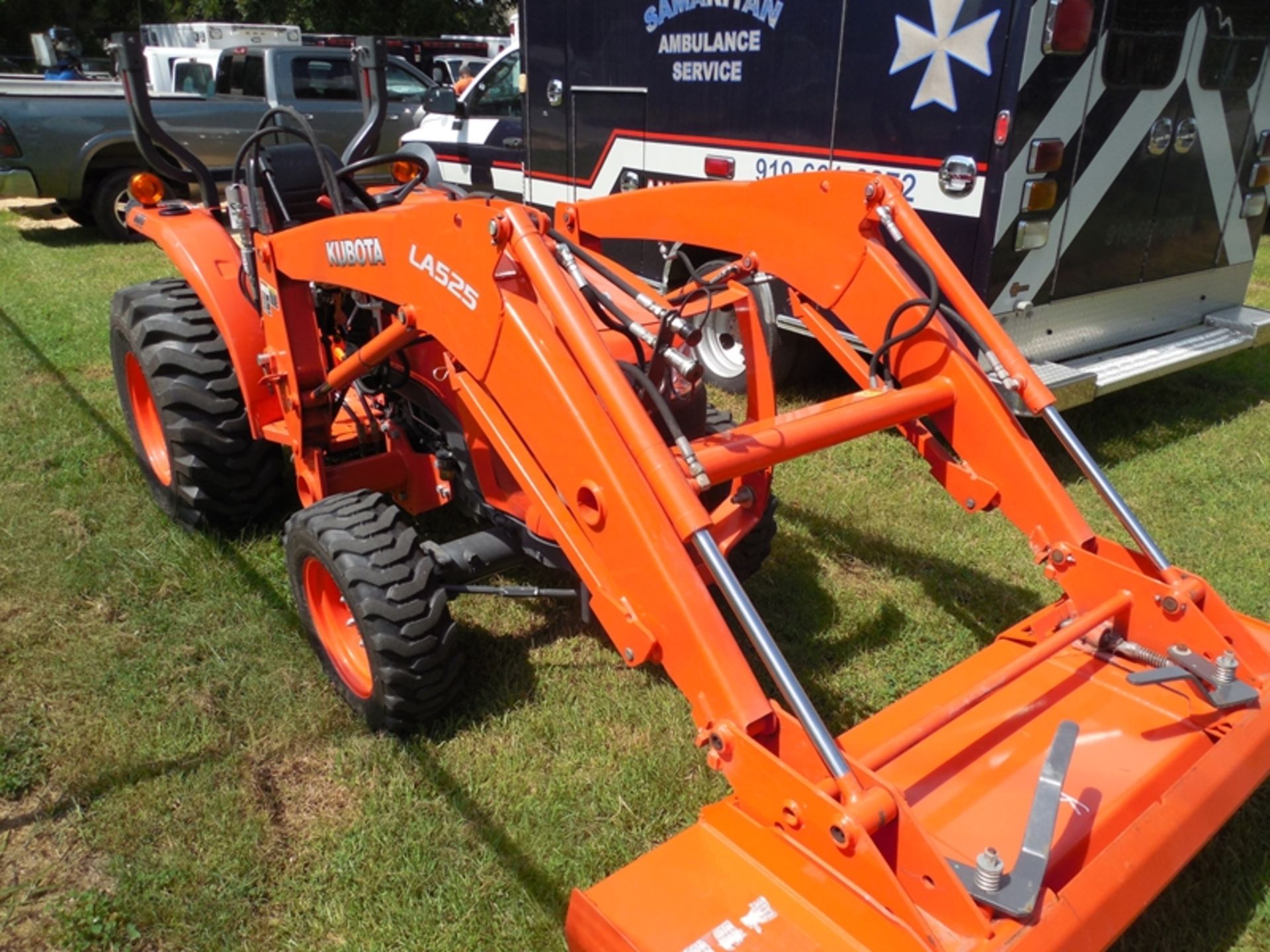 2018 Kubota L2501D Tractor ser# 74956 wLA525 loader, 4wd, 138 hours, electric over hydraulic switch - Image 2 of 4