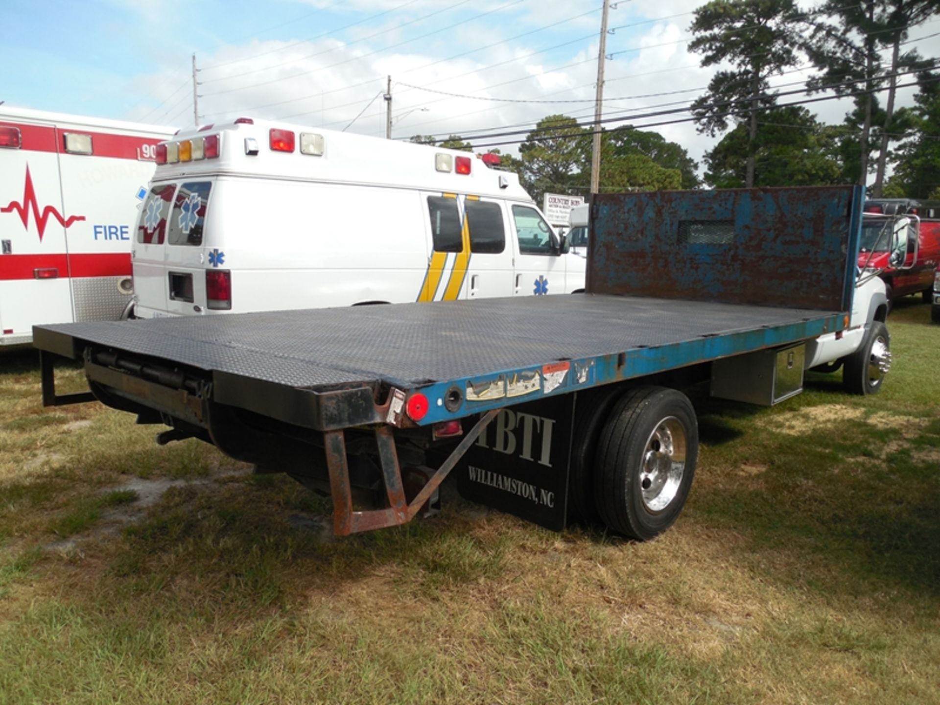 2001 GMC 3500 Diesel Flat bed with lift gate vin# 3GDKC34F41M111788 - 159,445 miles truck was - Image 3 of 5