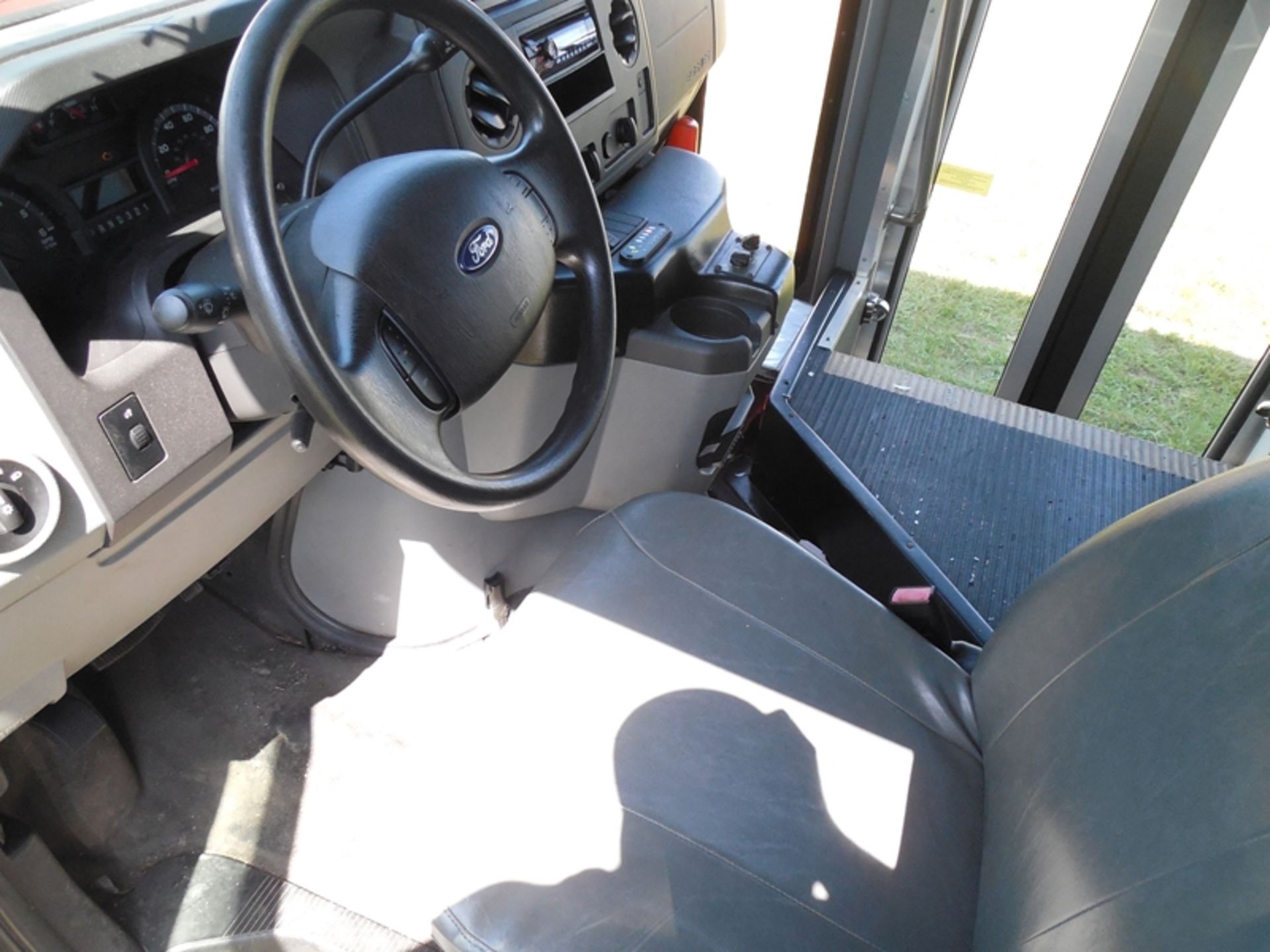 2013 Ford E450 Gas Elkhart Coach Bus vin# 1FDFE4FS4DDB03332 - 108,544 miles missing catalytic - Image 5 of 6
