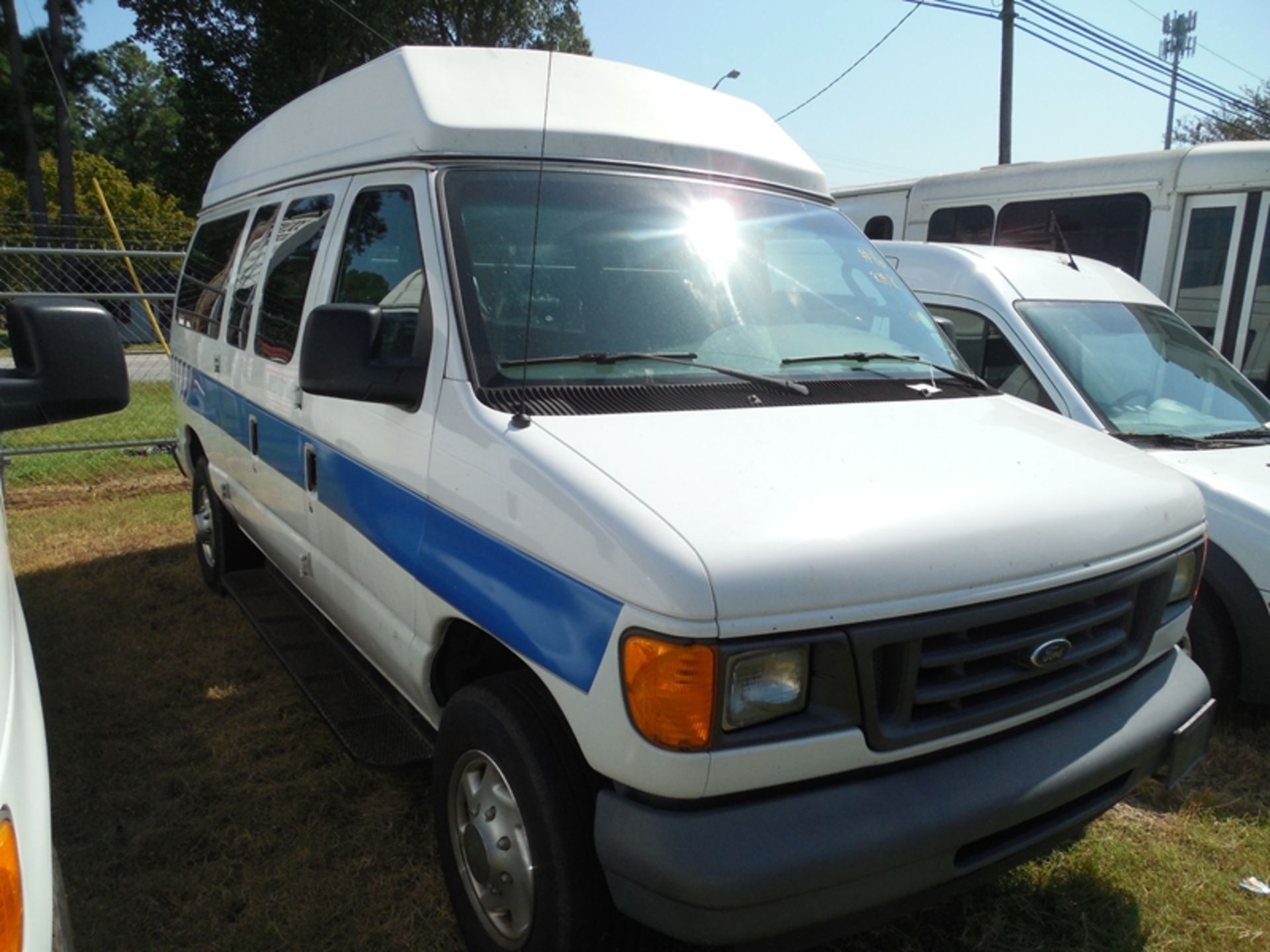 2006 Ford E250 wheel chair van vin# 1FTNE24W06HA87734 - 279,617 miles - Image 2 of 6