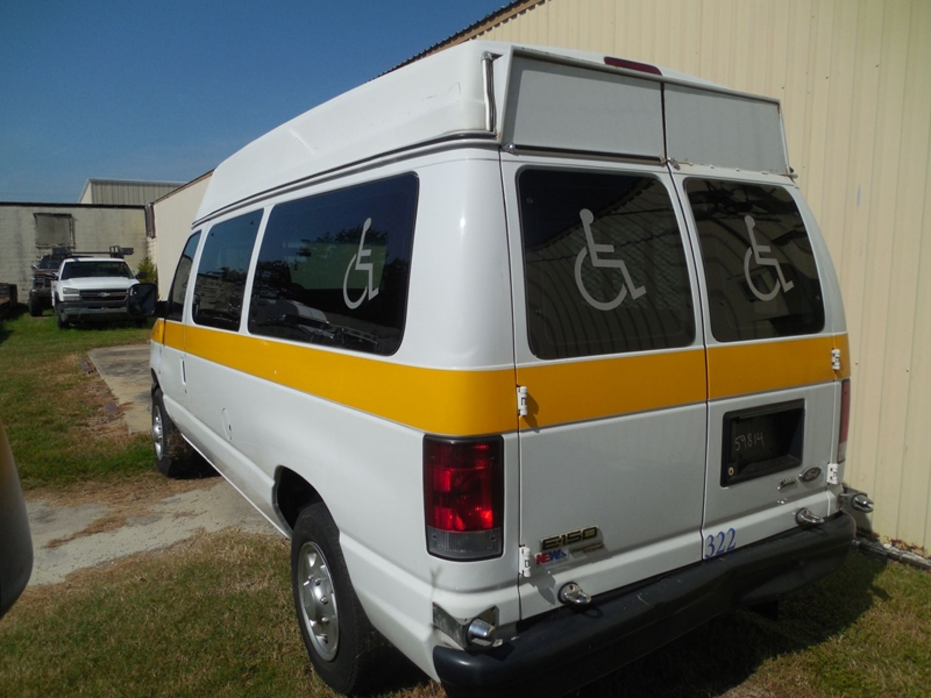 2014 Ford E150 wheel chair van vin# 1FTNE1EW3EDA59814 - 162.841 miles - Image 4 of 6