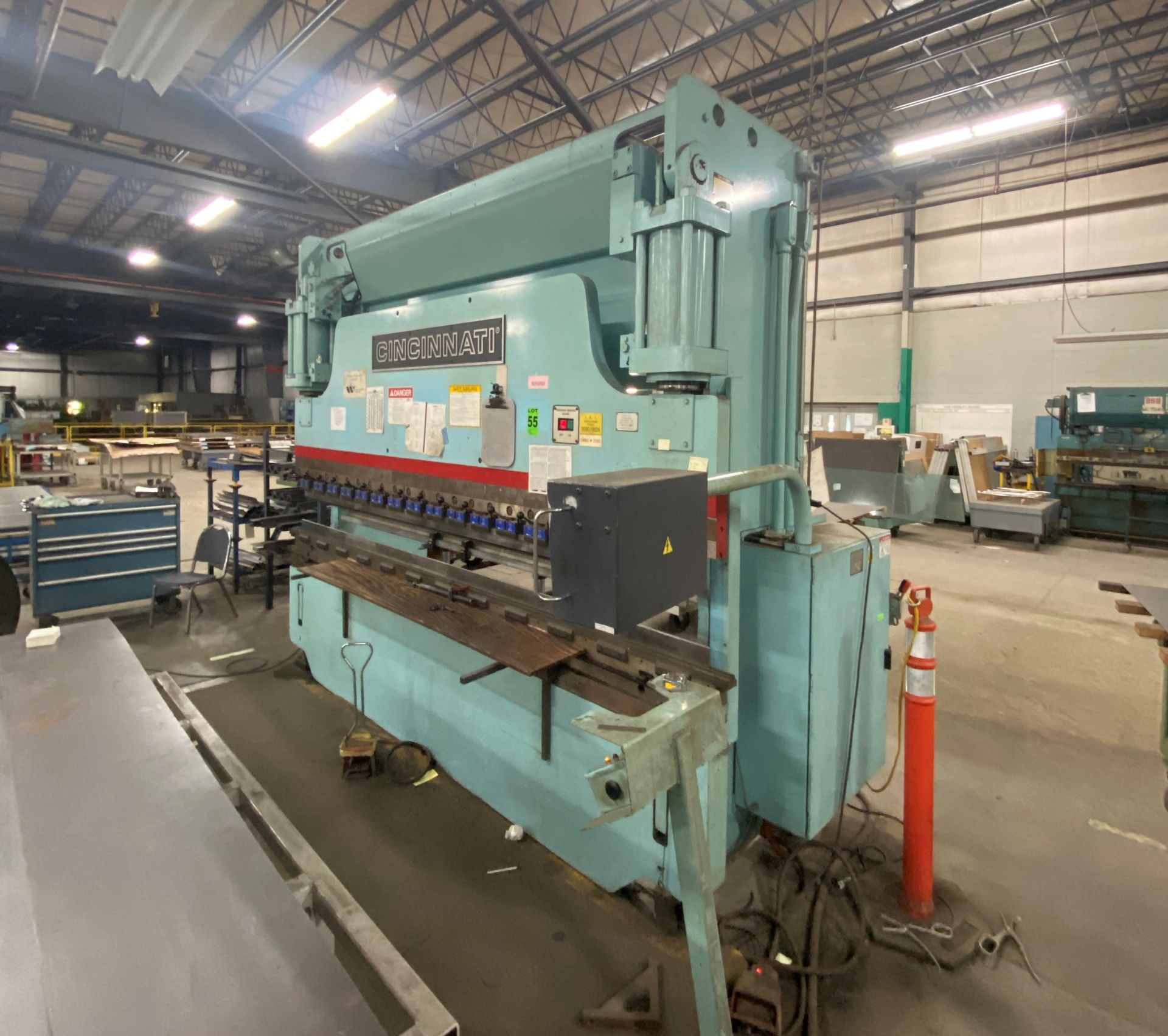 CINCINNATI 135-Ton x 10' Hydraulic Press Brake mod.135 CBII 135-Ton x 10', s/n: 52553 - Image 2 of 9