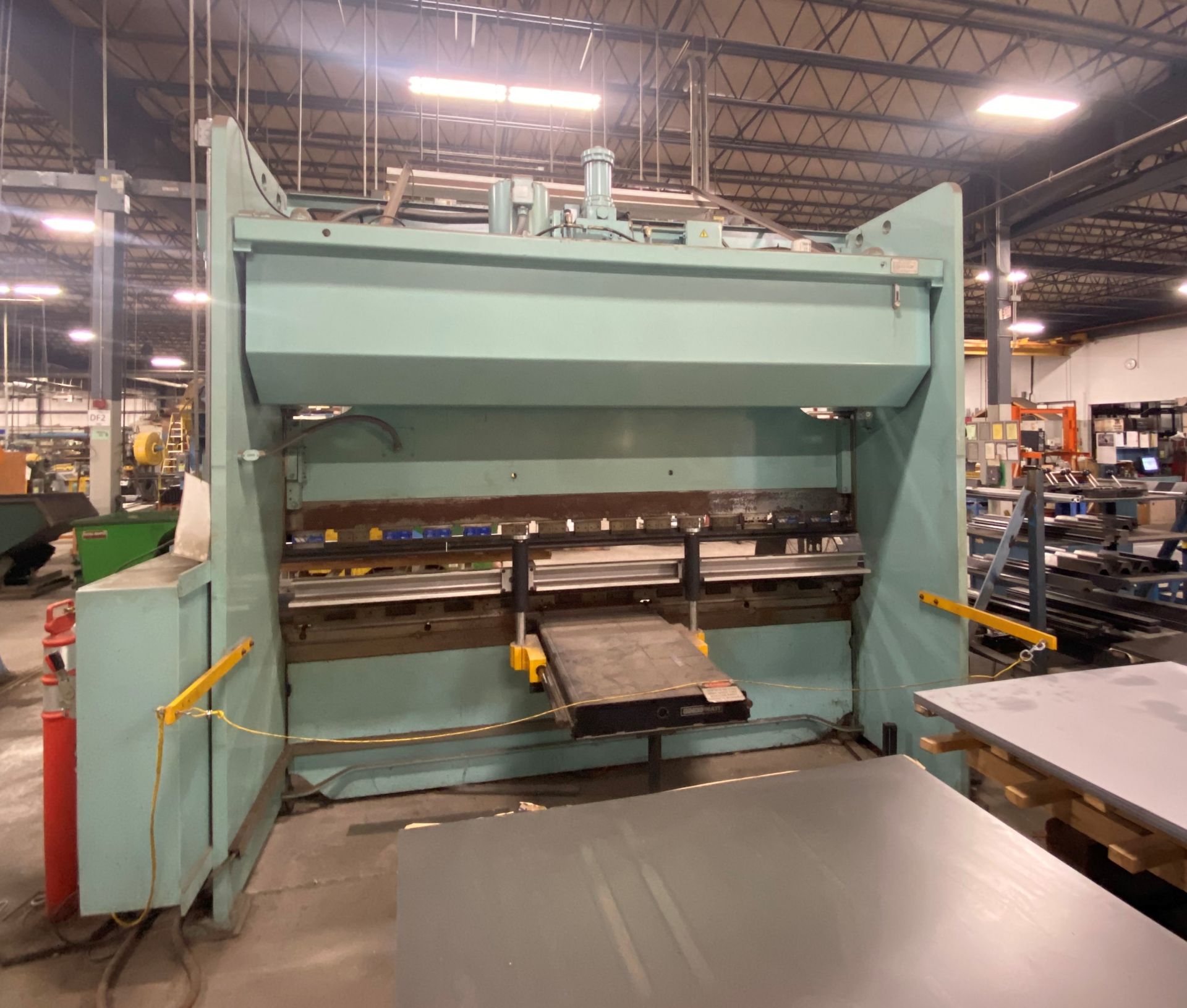 CINCINNATI 135-Ton x 10' Hydraulic Press Brake mod.135 CBII 135-Ton x 10', s/n: 52553 - Image 6 of 9