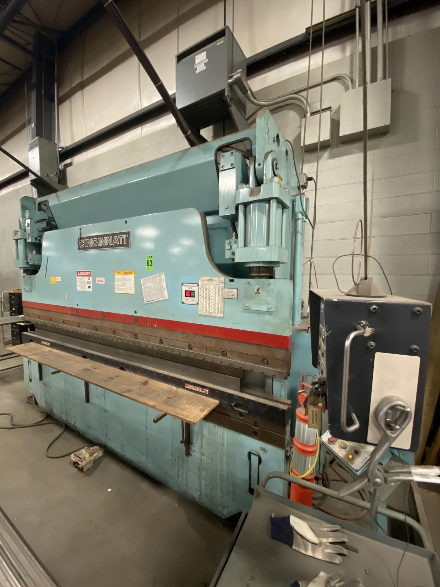 CINCINNATI 135-Ton x 10' Hydraulic Press Brake mod.135 CBII s/n: 52515 - Image 3 of 8