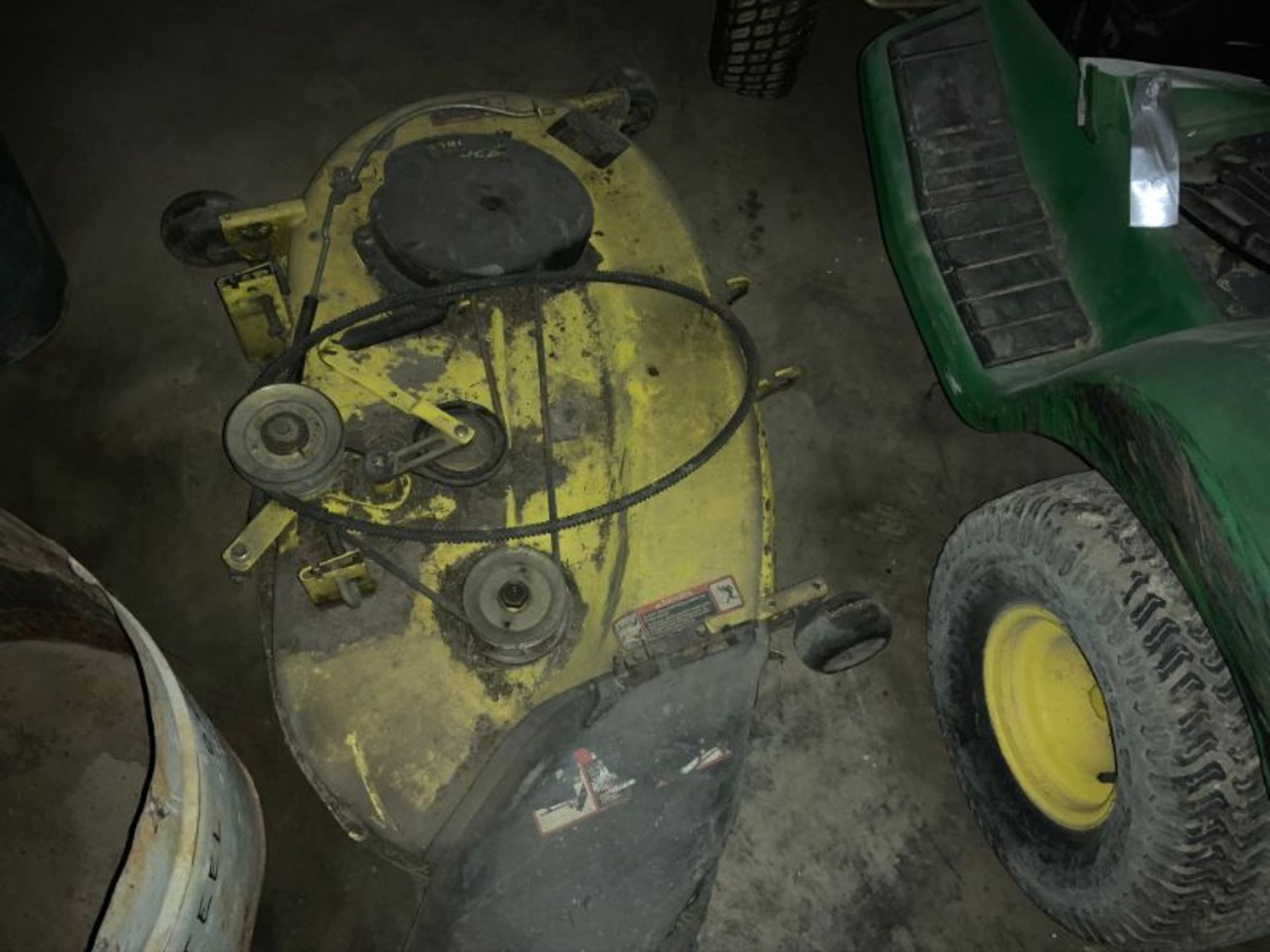 John Deere lawn tractor for parts - Image 2 of 4