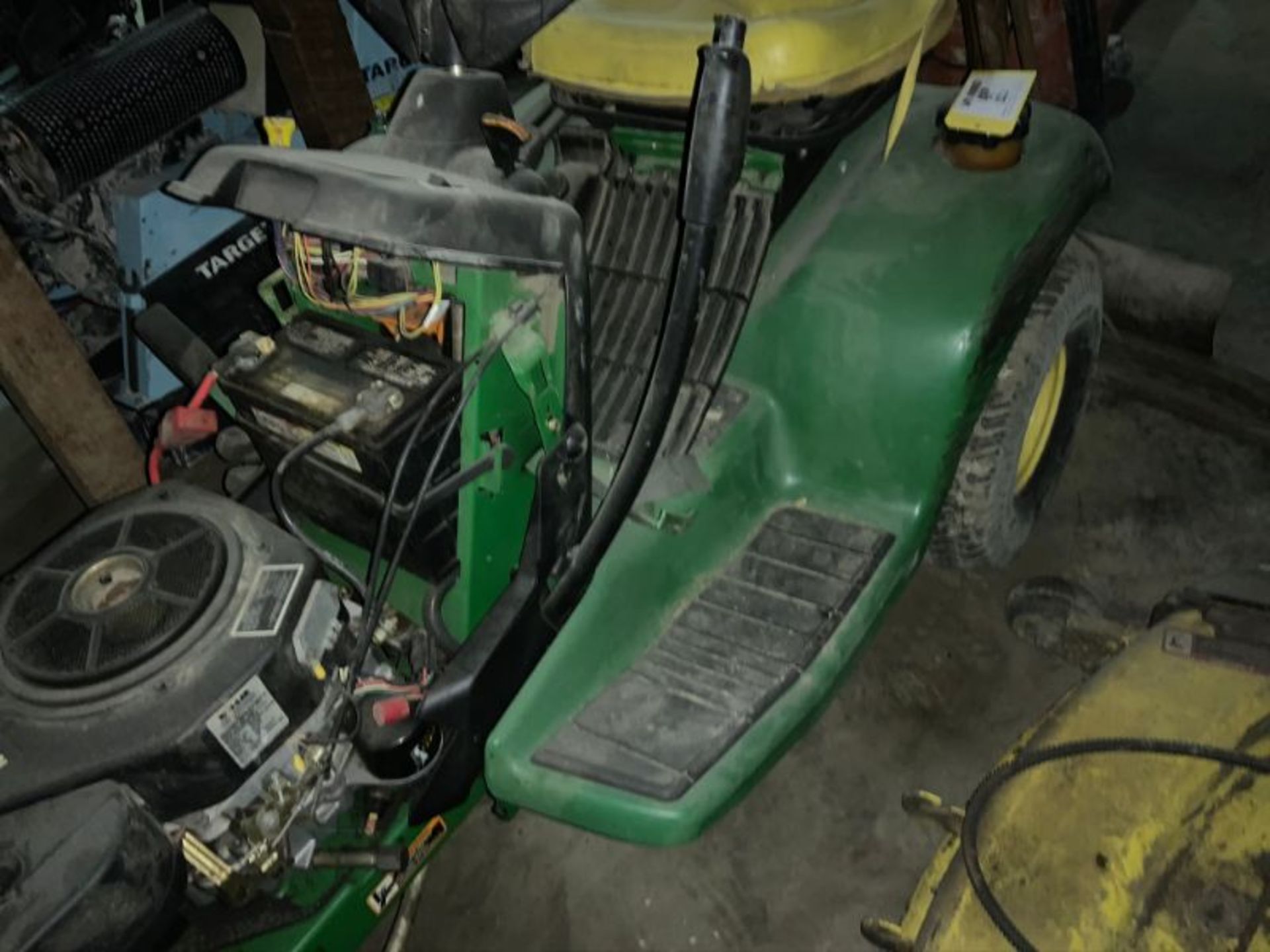 John Deere lawn tractor for parts - Image 4 of 4