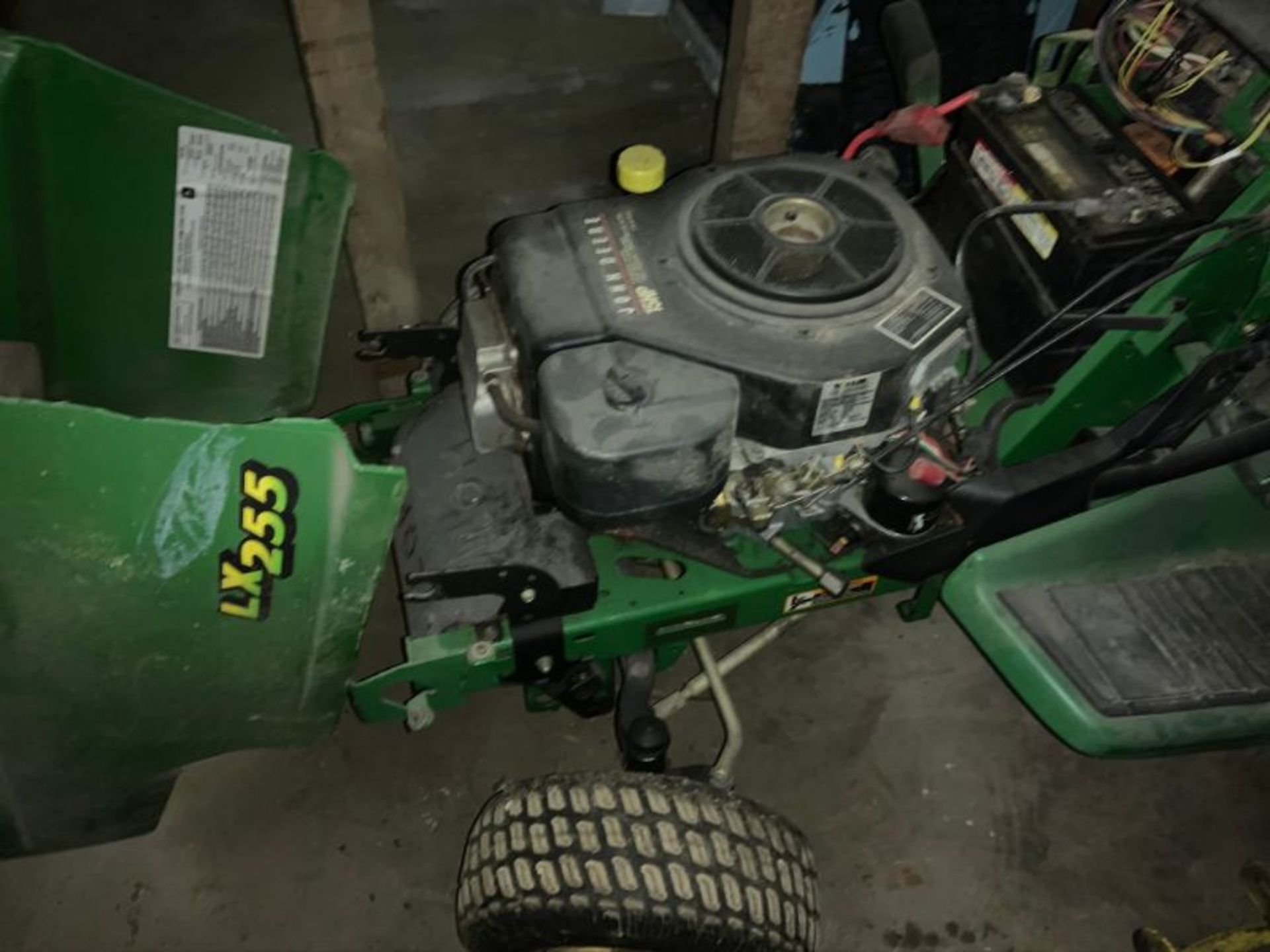 John Deere lawn tractor for parts - Image 3 of 4