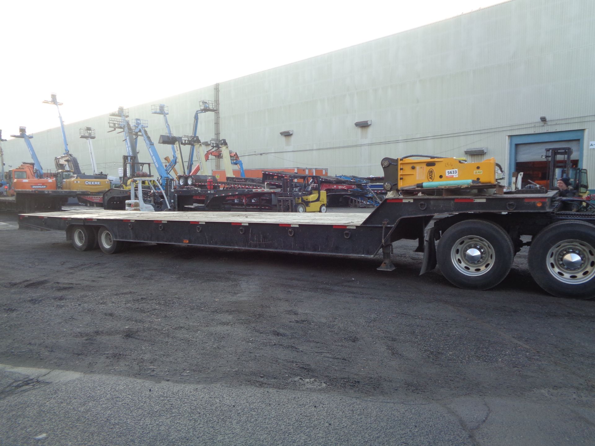 2005 TRAIL-EZE TR70XT48 Hydraulic Folding Beaver Tail Step Deck Trailer - Image 4 of 11