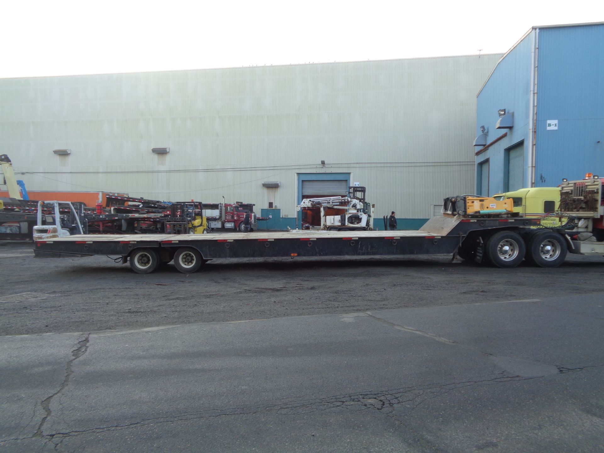 2005 TRAIL-EZE TR70XT48 Hydraulic Folding Beaver Tail Step Deck Trailer - Image 5 of 11