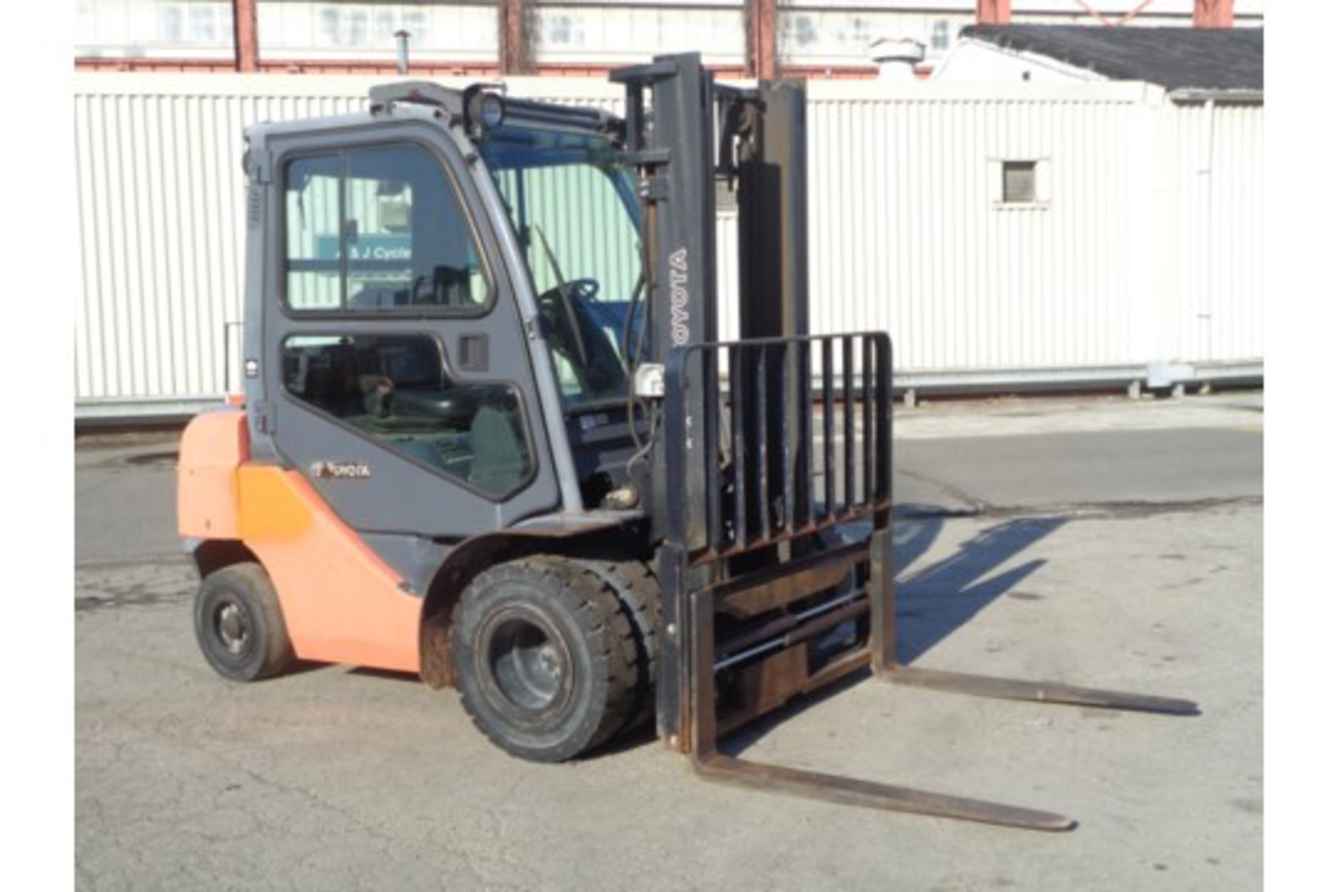 2013 Toyota 8FDU25 5,000lb Forklift - Image 4 of 17