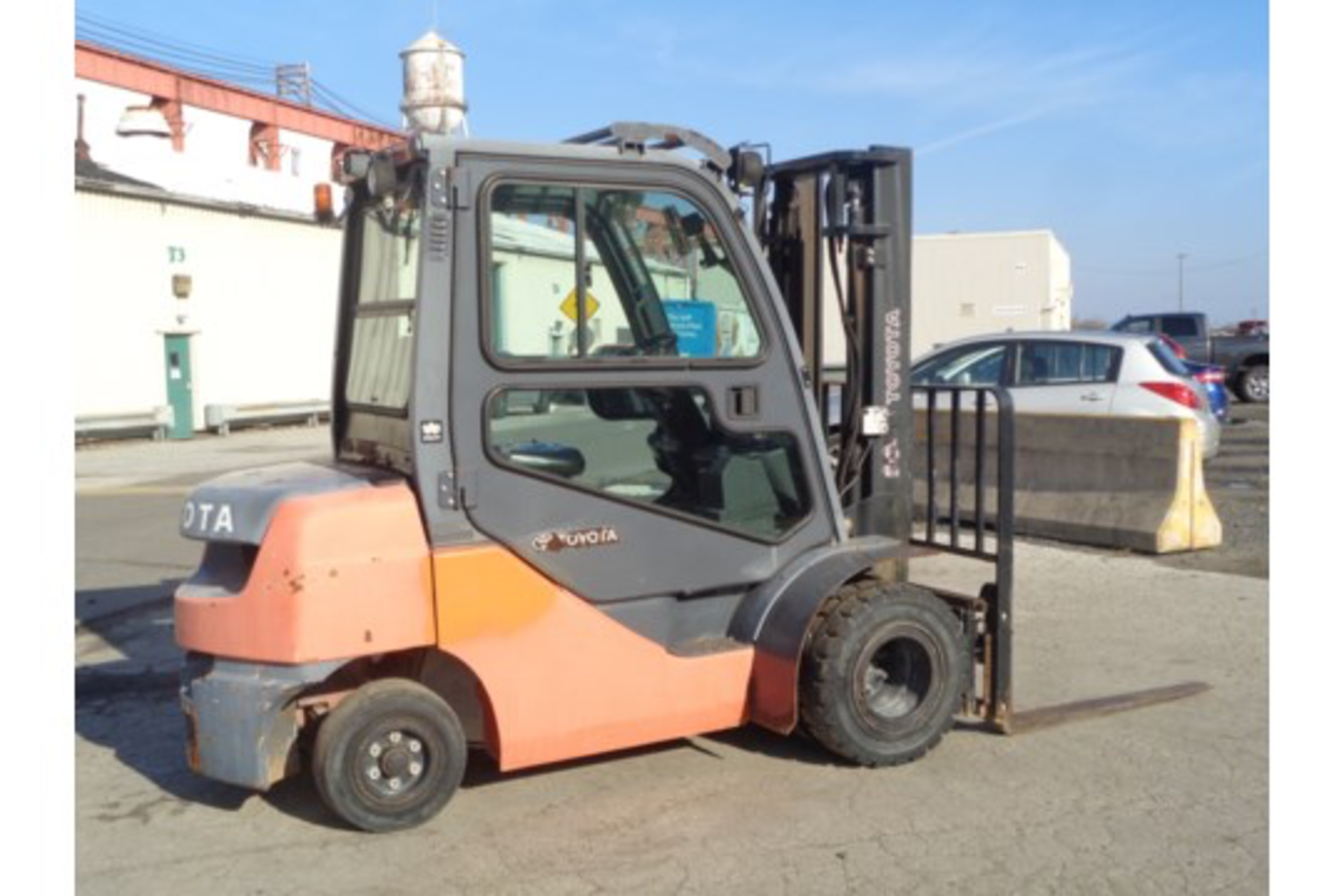 2013 Toyota 8FDU25 5,000lb Forklift - Image 2 of 17