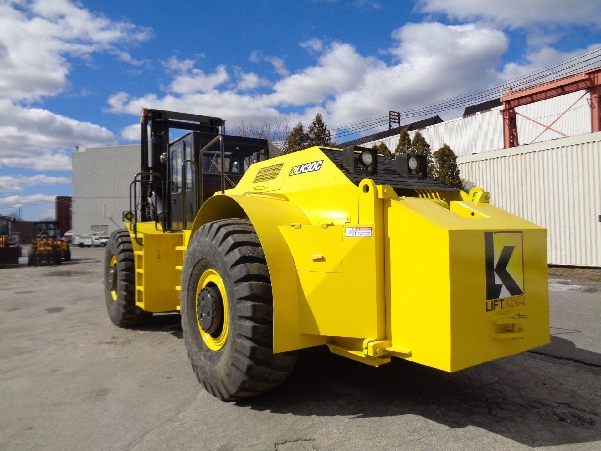 Lift King LK30C 30,000lb Rough Terrain Forklift - Image 6 of 10