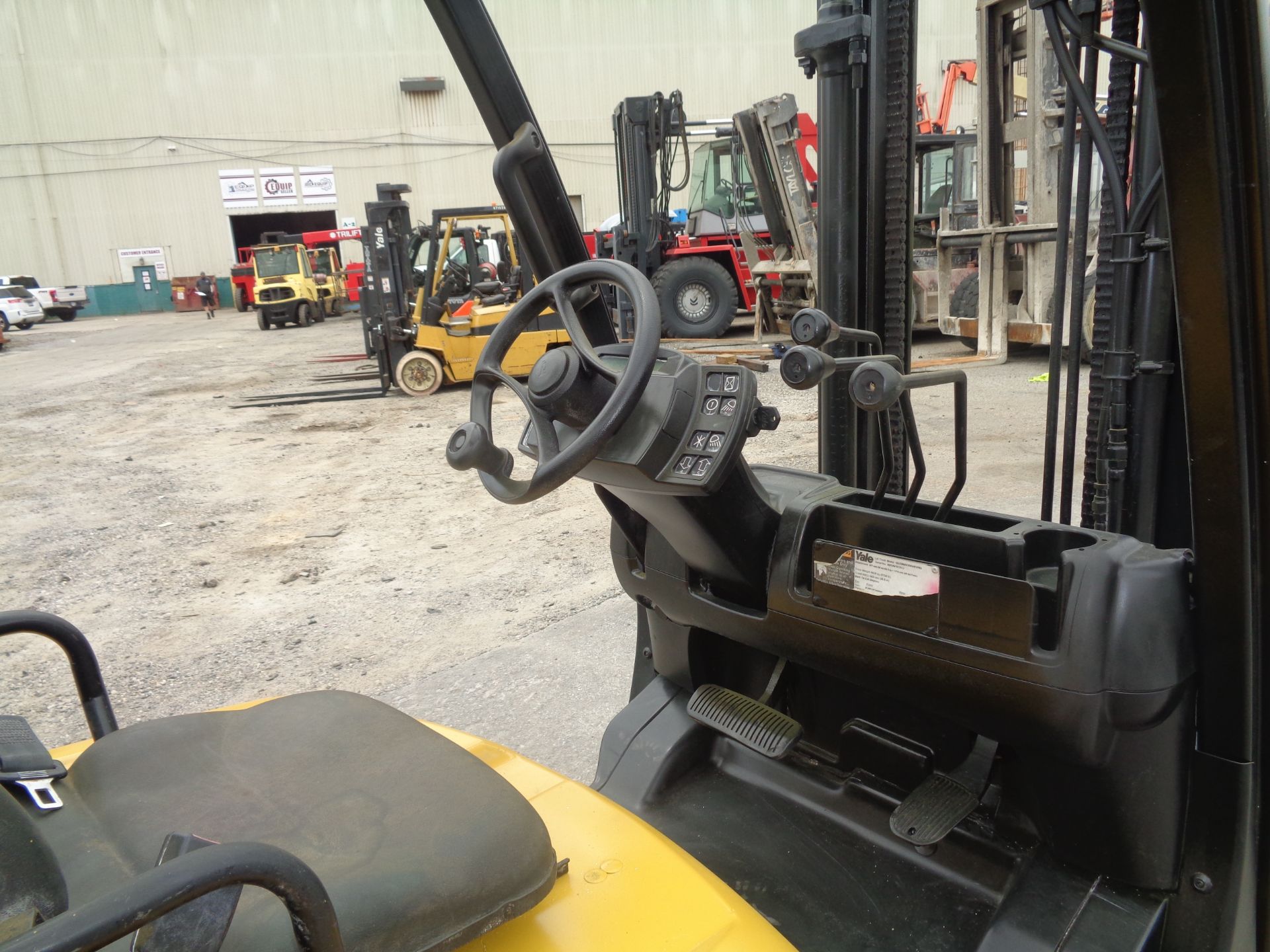 Yale GLC060VXNVRV086 6,000lb Forklift - Image 6 of 7