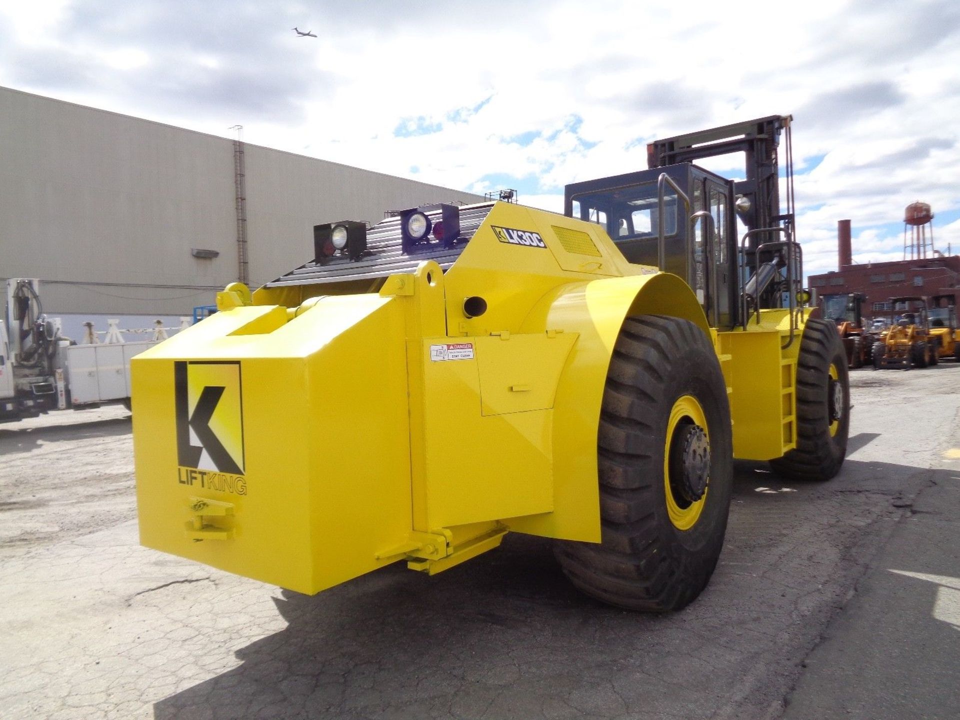 Lift King LK30C 30,000lb Rough Terrain Forklift - Image 5 of 10