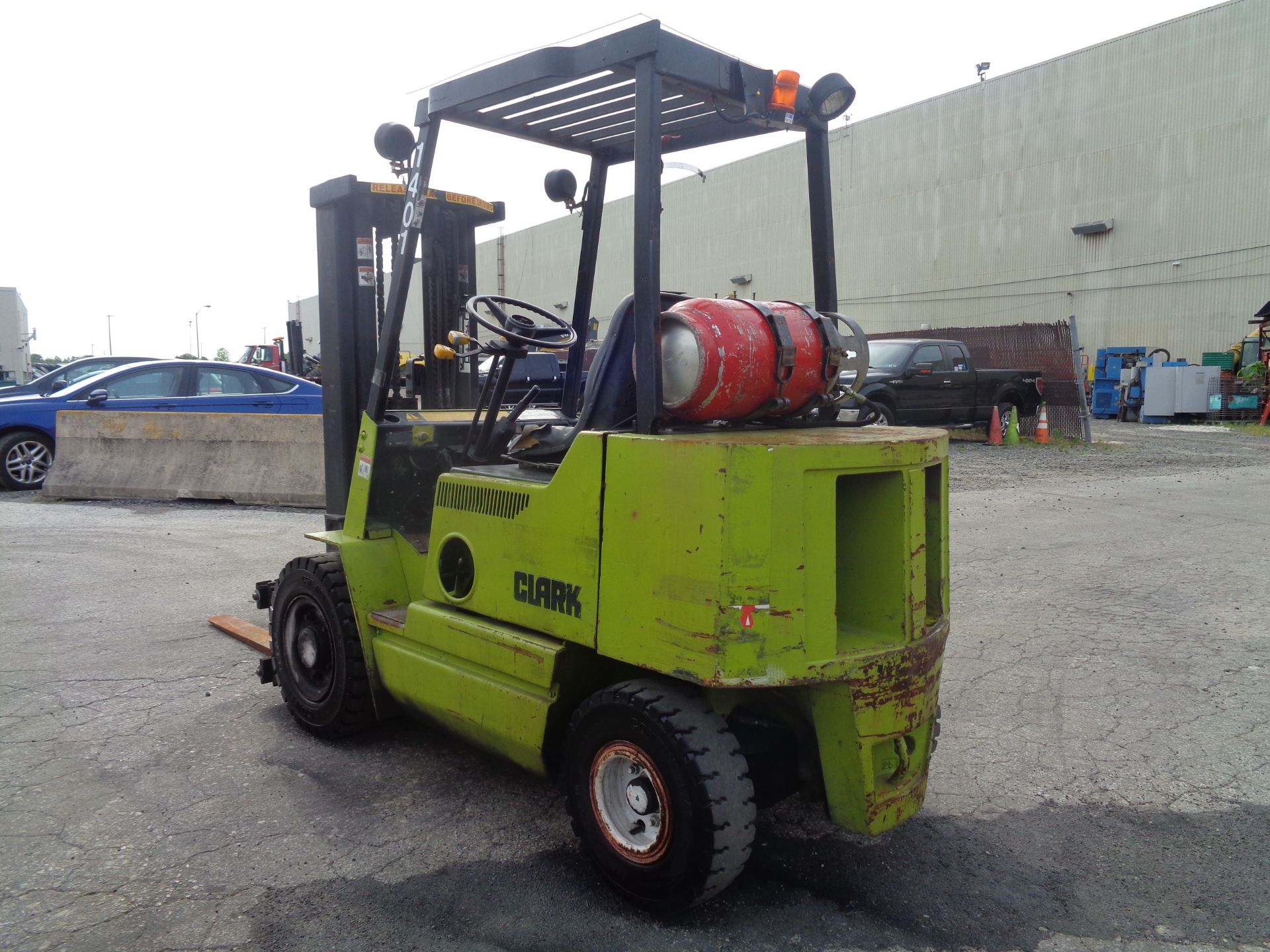 Clark GPSMC25 5,000lb Forklift - Image 8 of 13