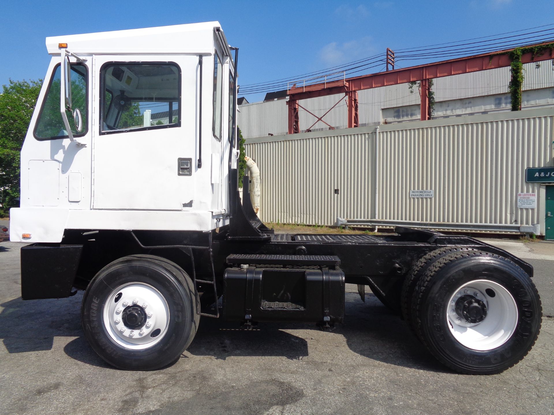 2002 Capacity TJ5000 Jockey Truck