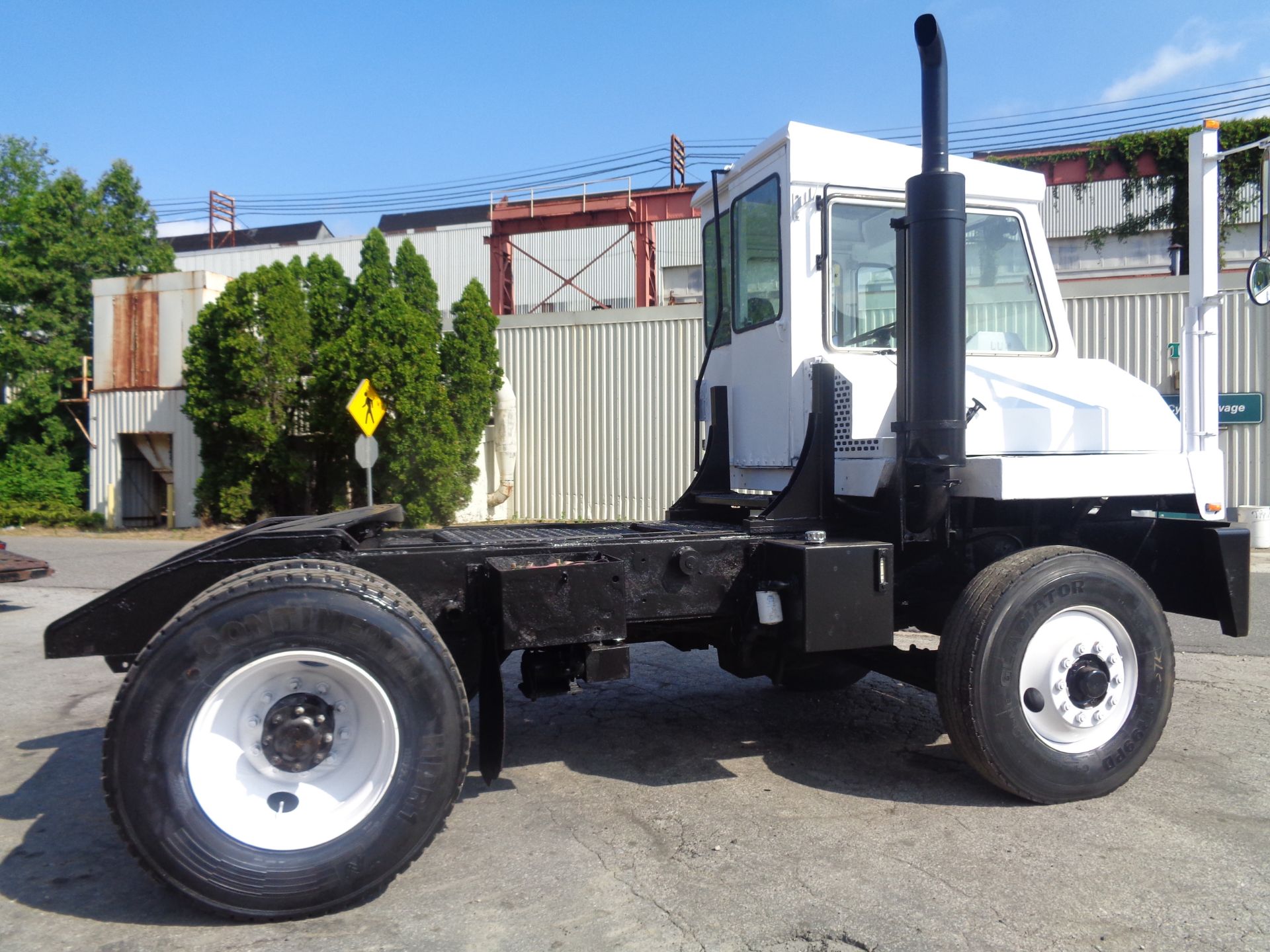 2002 Capacity TJ5000 Jockey Truck - Image 9 of 10