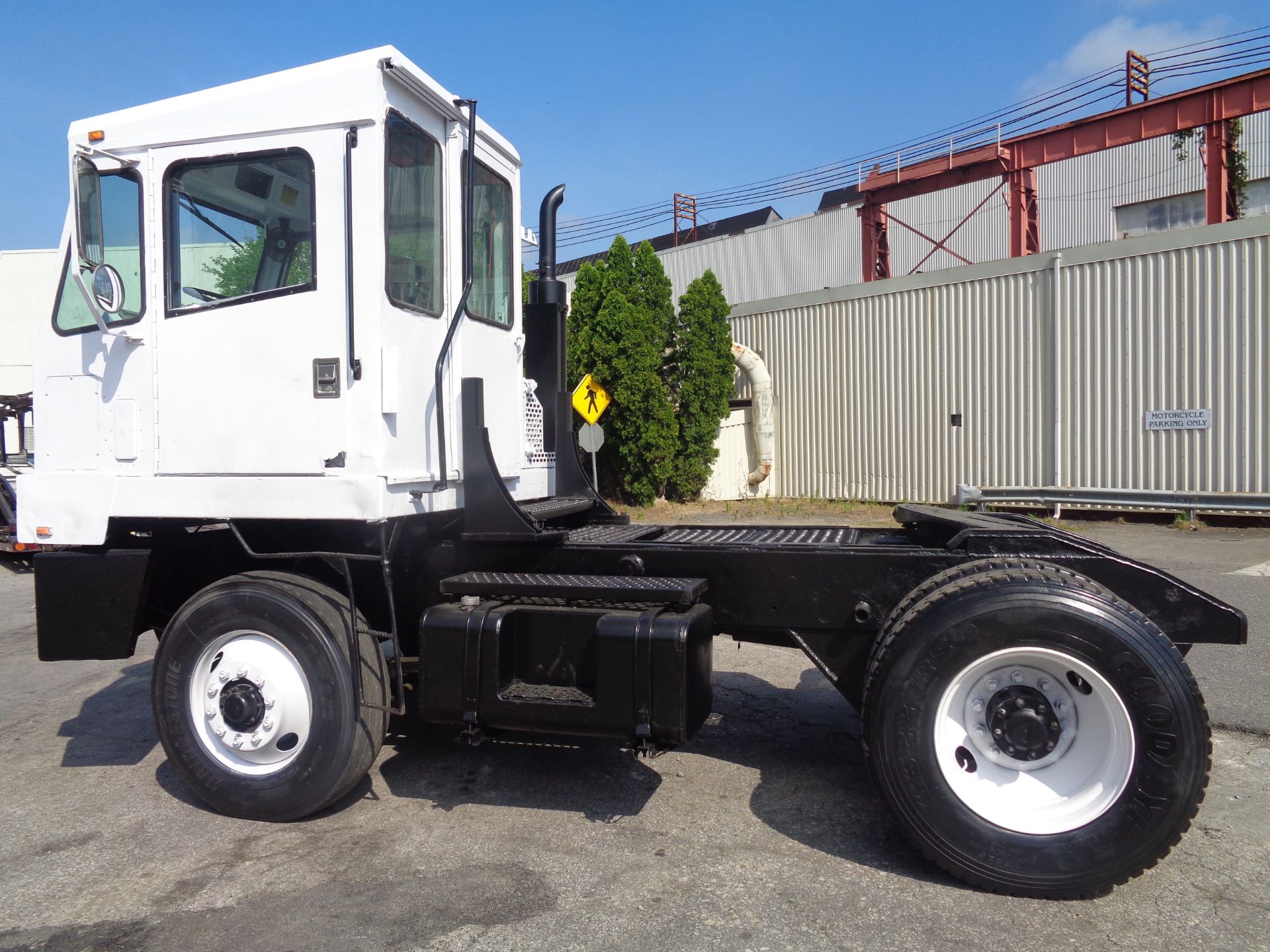 2002 Capacity TJ5000 Jockey Truck - Image 4 of 10