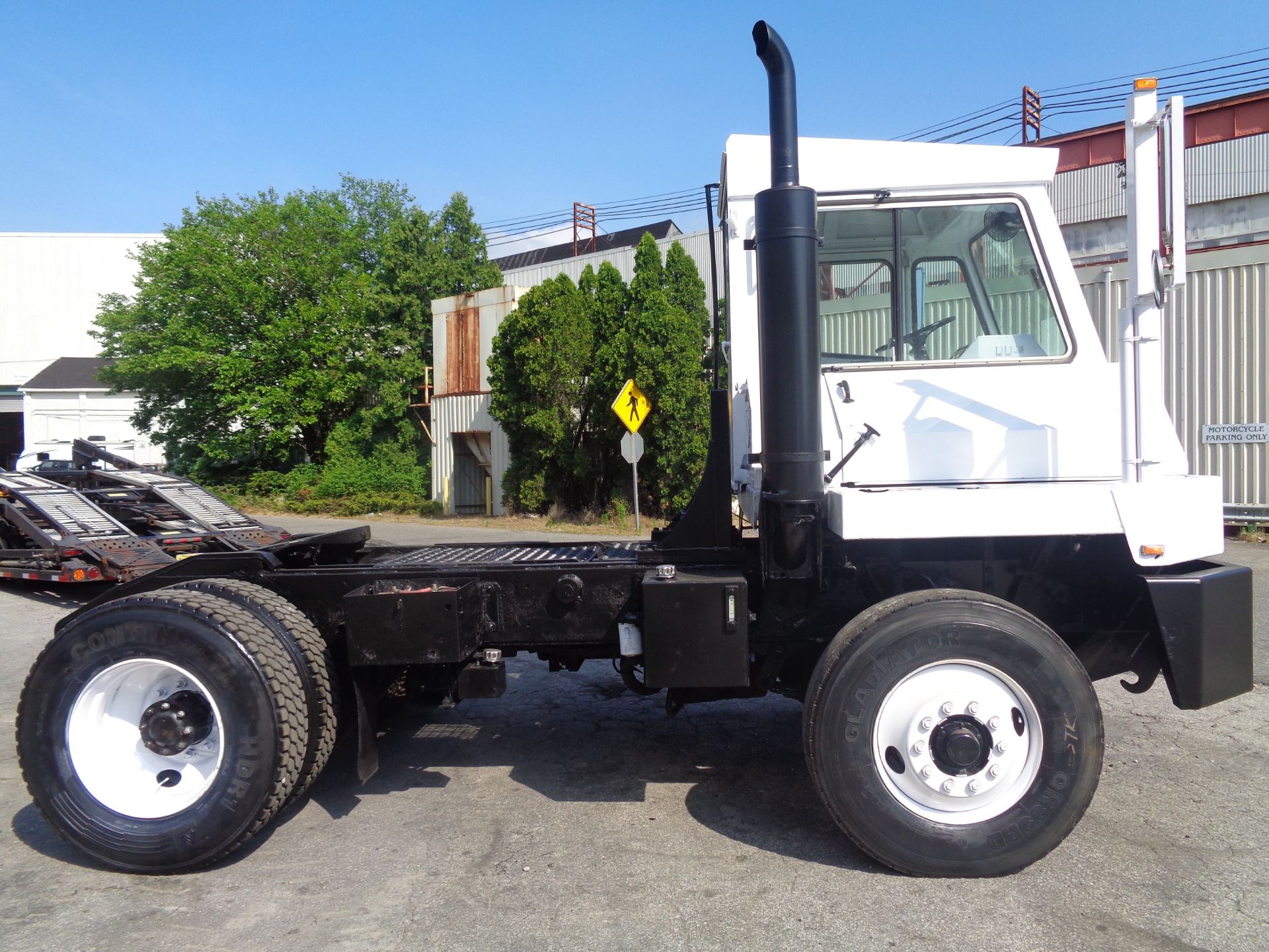 2002 Capacity TJ5000 Jockey Truck - Image 2 of 10