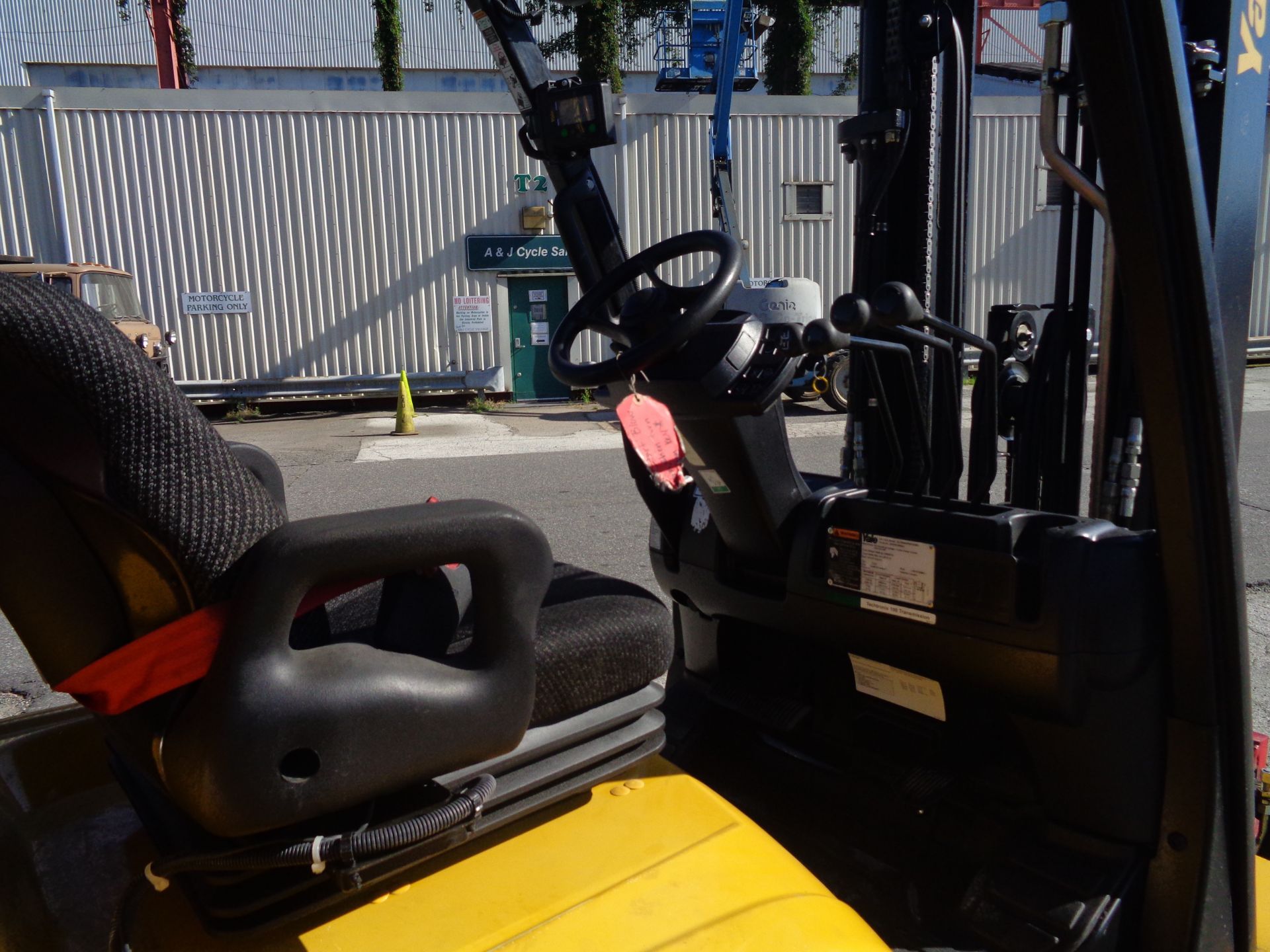 2011 Yale GLC050VXNVSE085 5,000 lb Forklift - Image 4 of 13