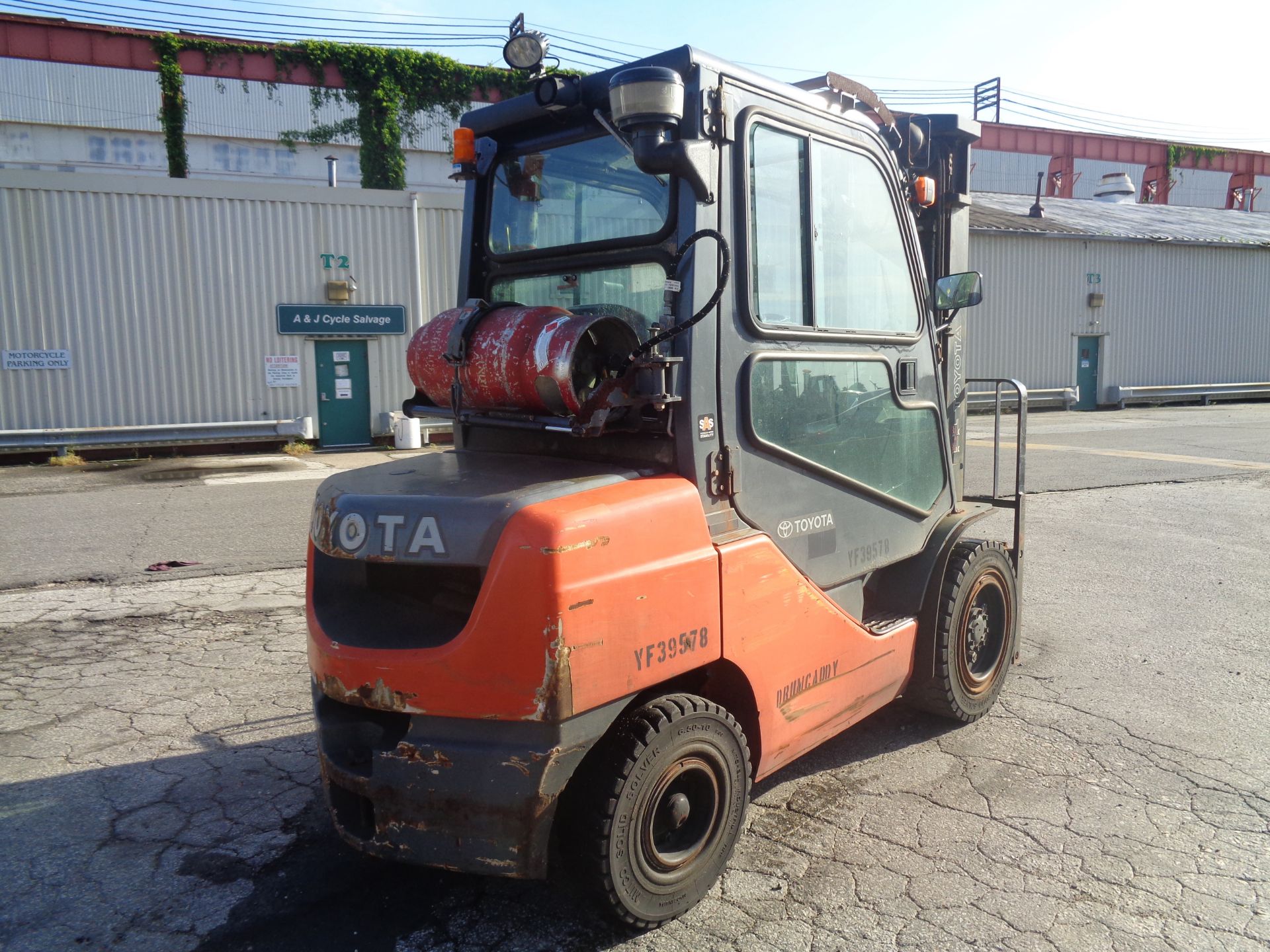 2014 Toyota 8FGU30 6,000lb Forklift - Image 6 of 17