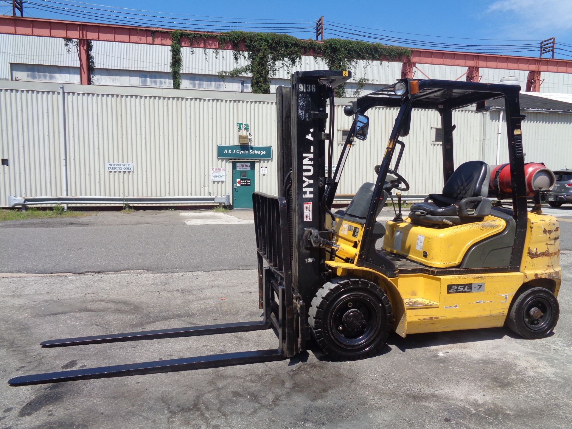 Hyundai 25L-7 5,000lb Forklift - Image 8 of 17