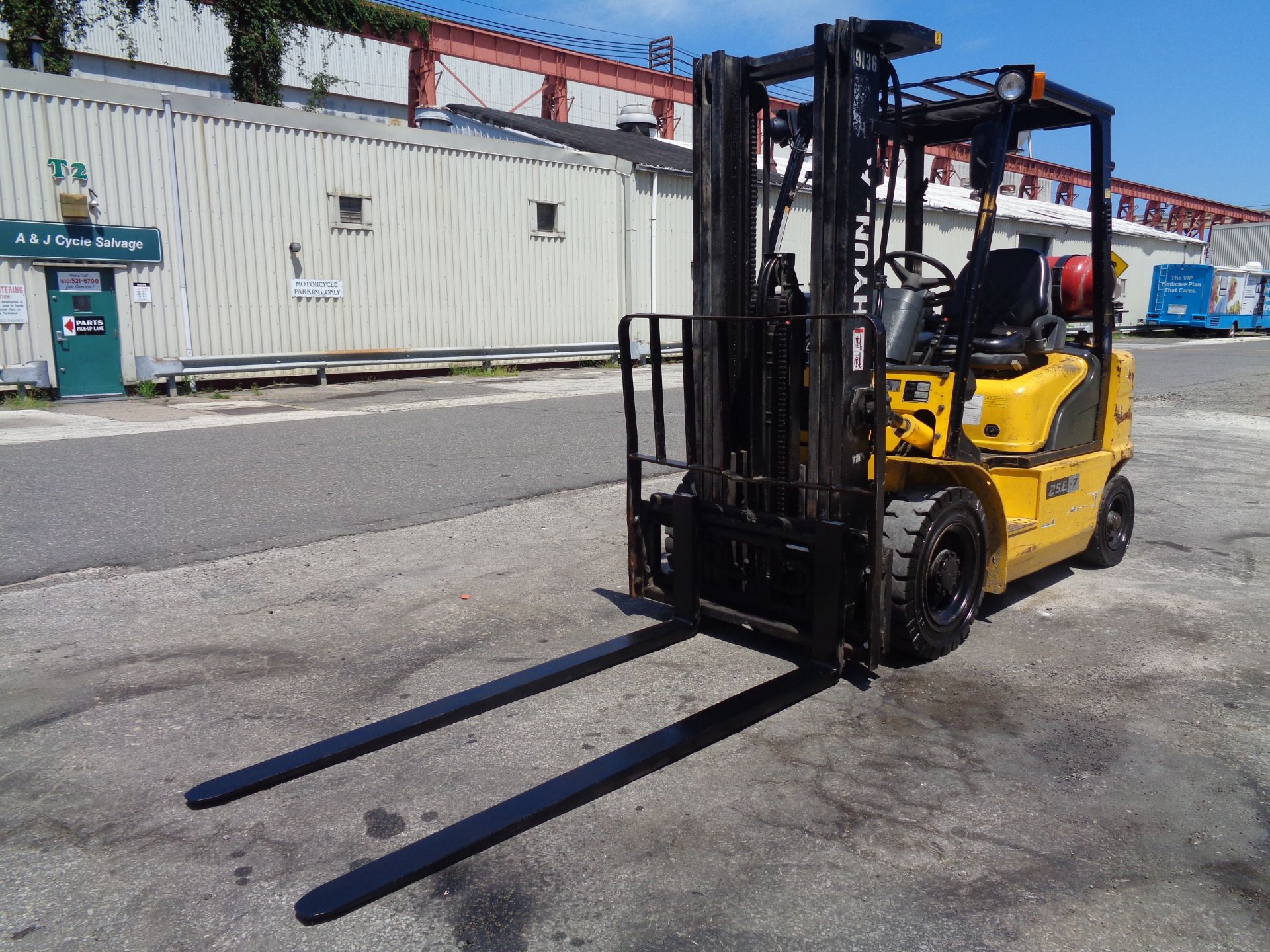 Hyundai 25L-7 5,000lb Forklift - Image 7 of 17