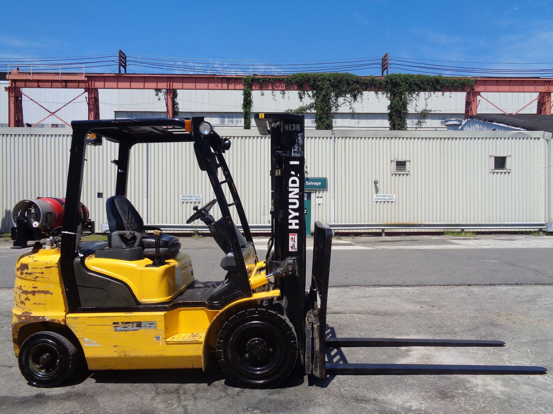 Hyundai 25L-7 5,000lb Forklift