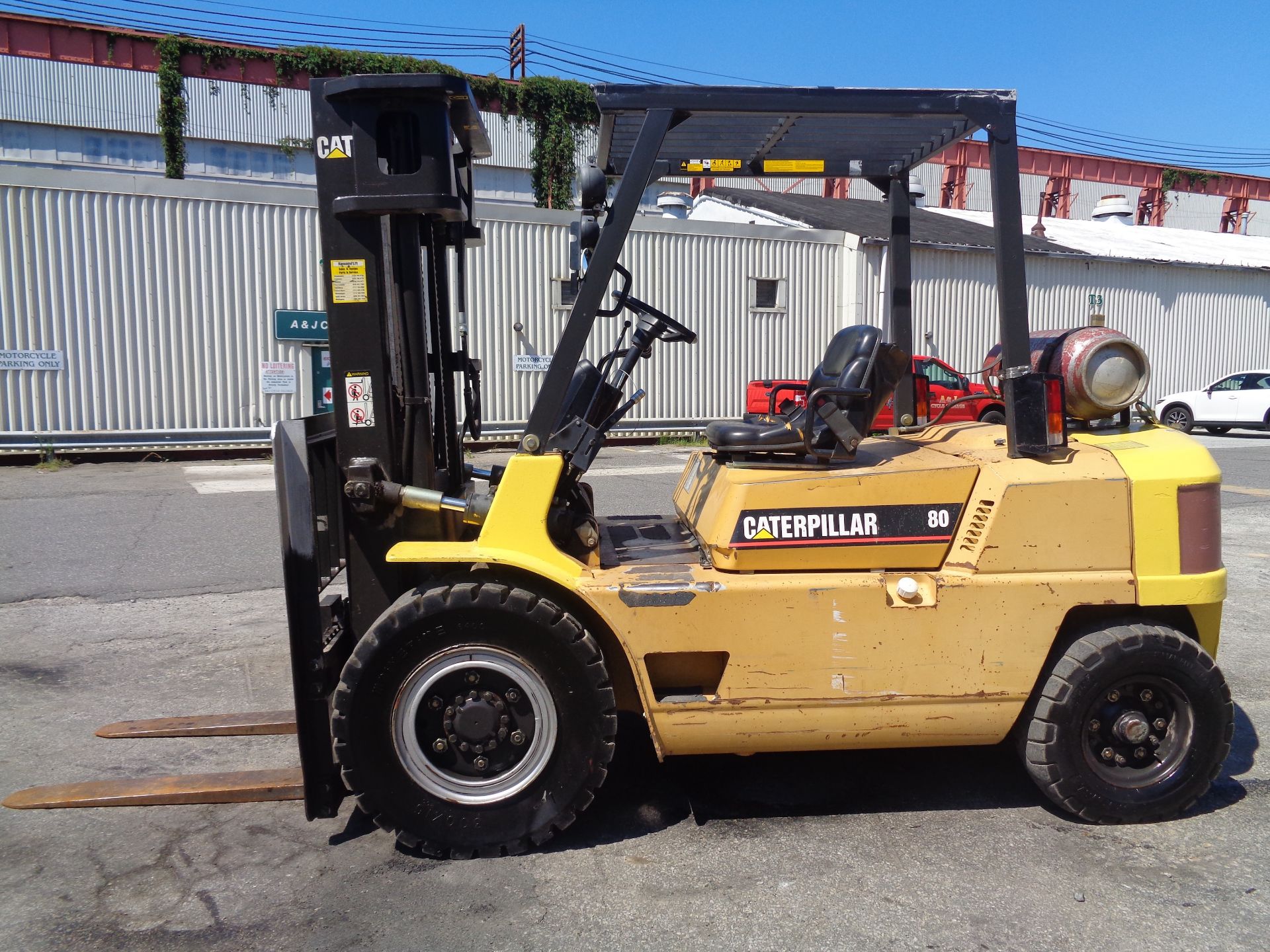 Caterpillar GP40 8,000lb Pneumatic Forklift