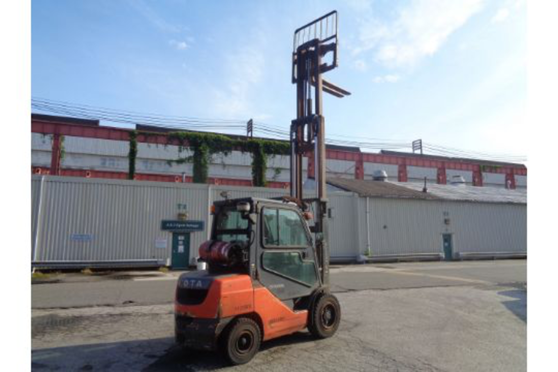 2014 Toyota 8FGU30 6,000lb Forklift - Image 10 of 17