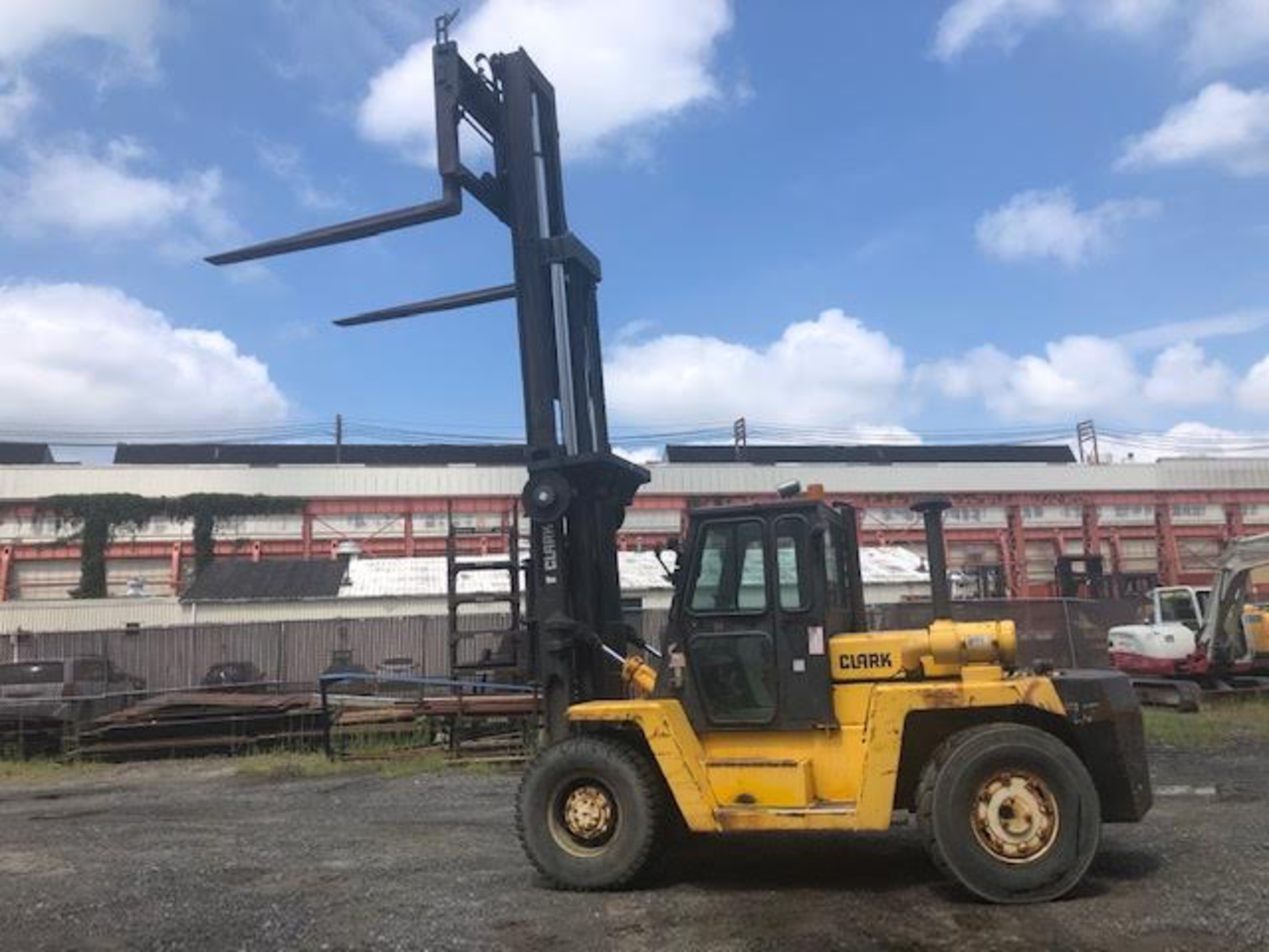 Clark 30,000lb Forklift Triple Mast - Side Shift - Fork Positioners - Image 4 of 5