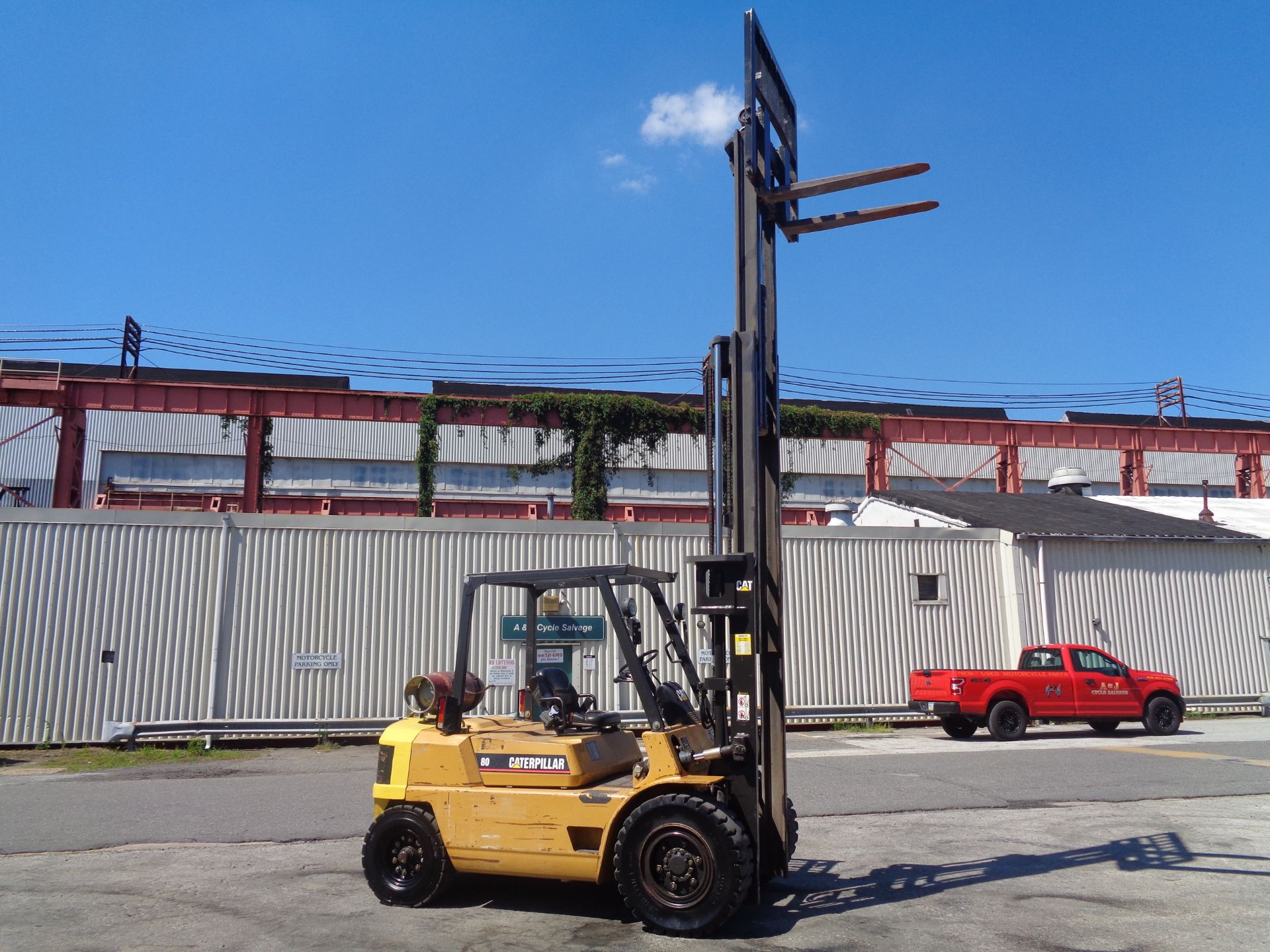 Caterpillar GP40 8,000lb Pneumatic Forklift - Image 14 of 16