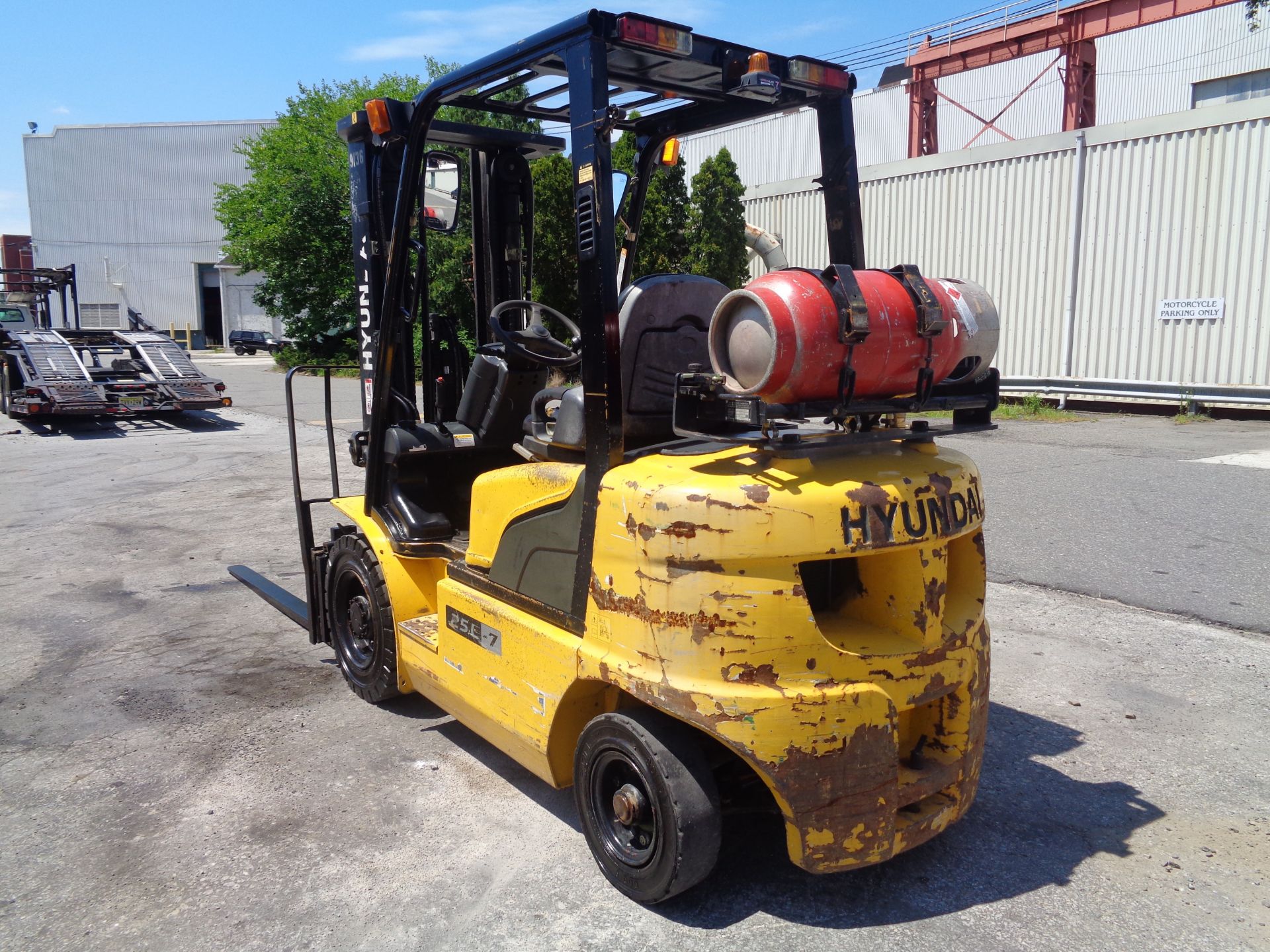 Hyundai 25L-7 5,000lb Forklift - Image 10 of 17