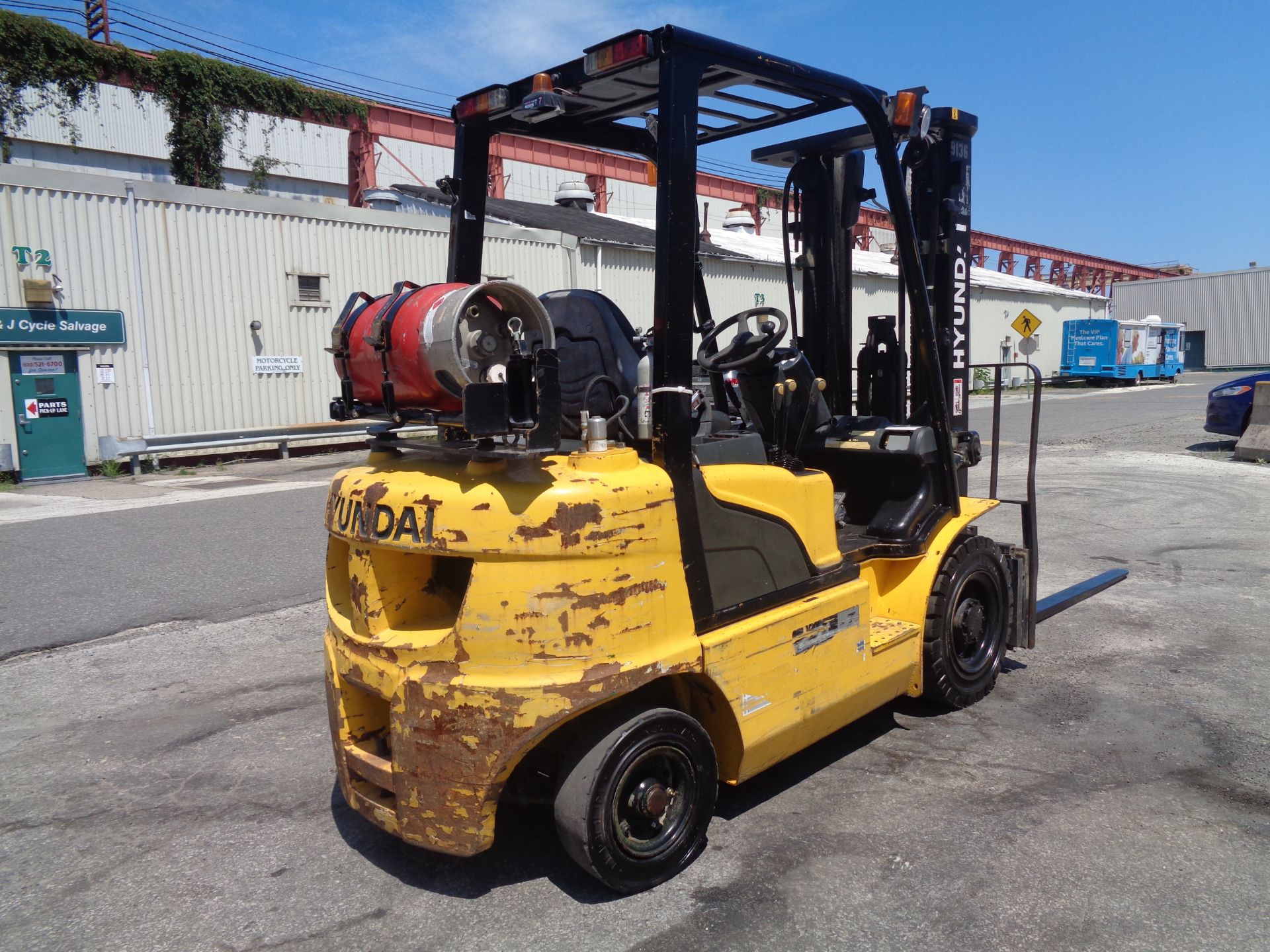 Hyundai 25L-7 5,000lb Forklift - Image 2 of 17