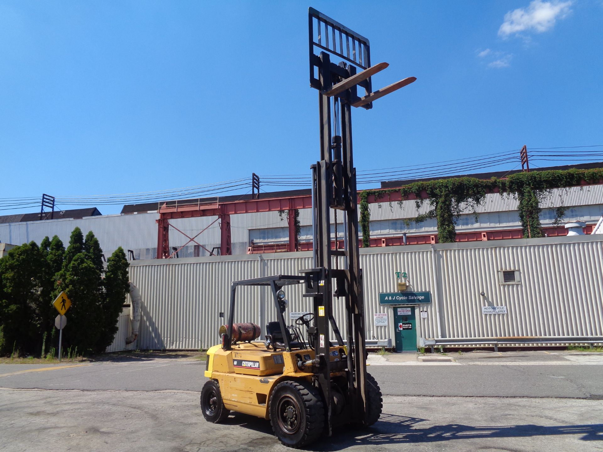 Caterpillar GP40 8,000lb Pneumatic Forklift - Image 15 of 16