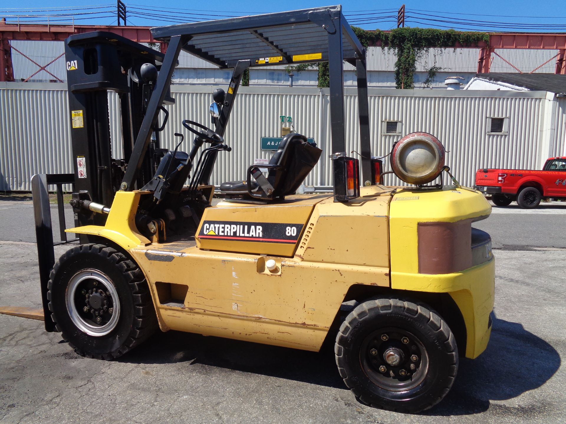 Caterpillar GP40 8,000lb Pneumatic Forklift - Image 4 of 16