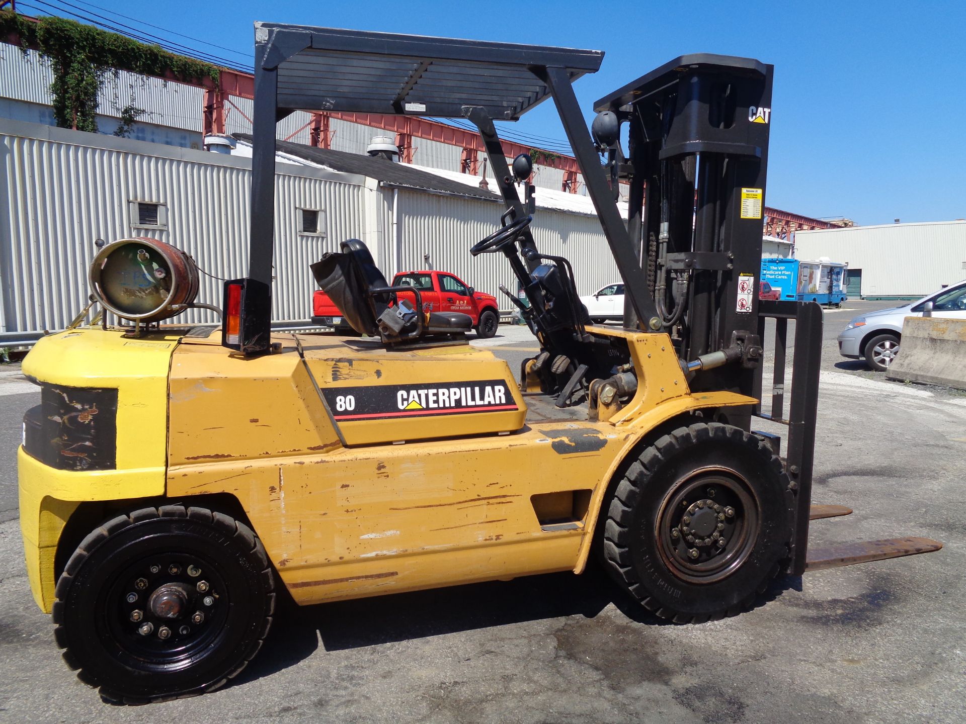Caterpillar GP40 8,000lb Pneumatic Forklift - Image 8 of 16