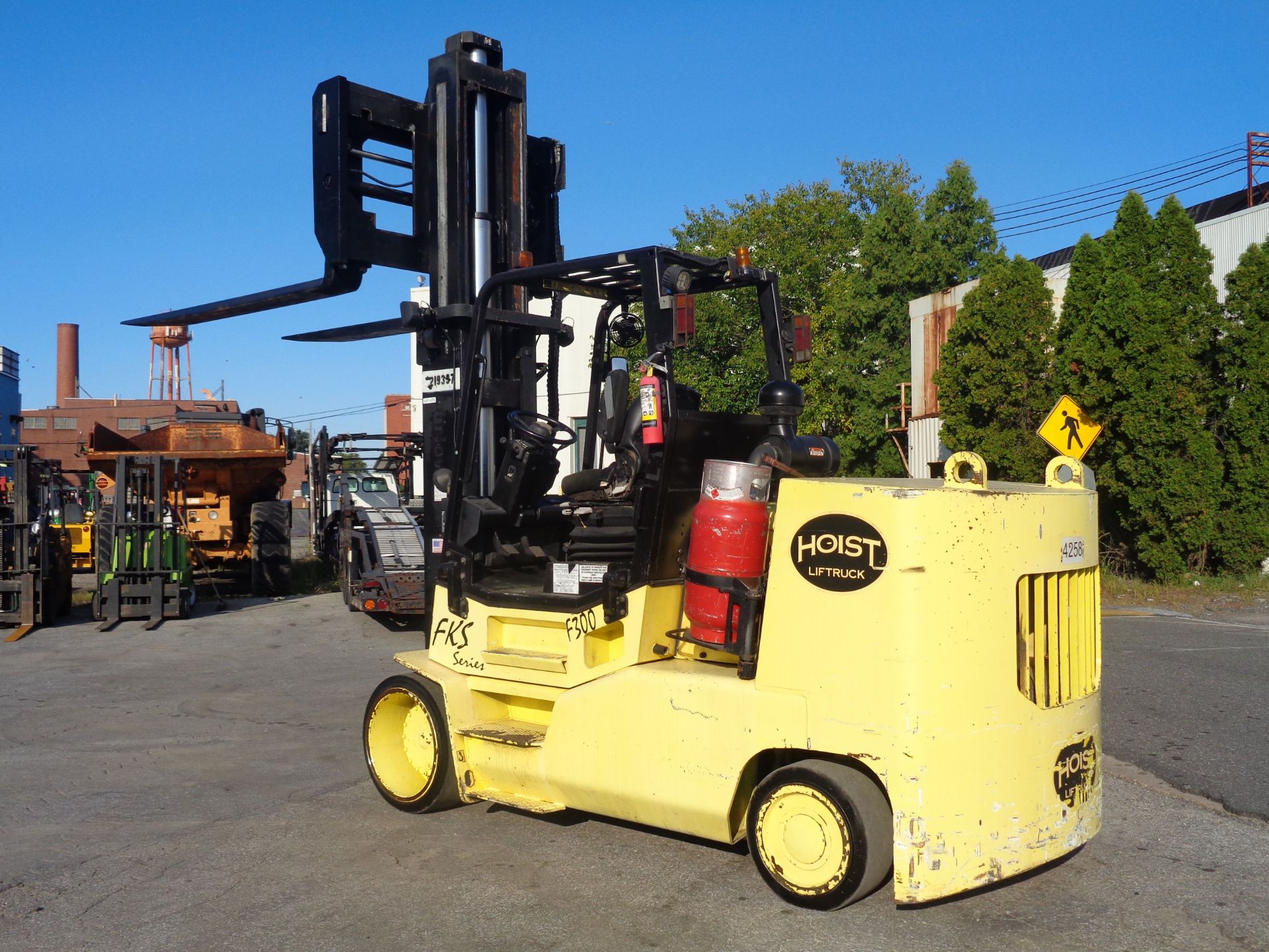 2004 Hoist F300 30,000lb Forklift - Image 17 of 19