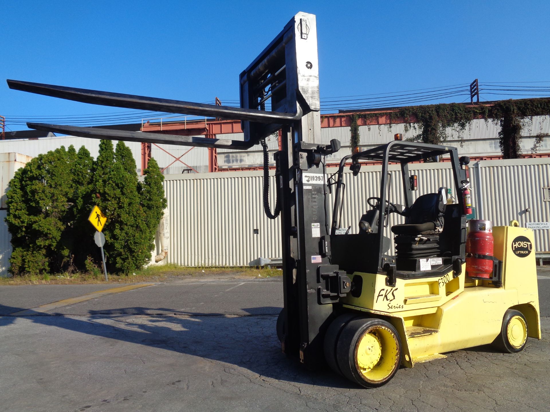 2004 Hoist F300 30,000lb Forklift - Image 13 of 19