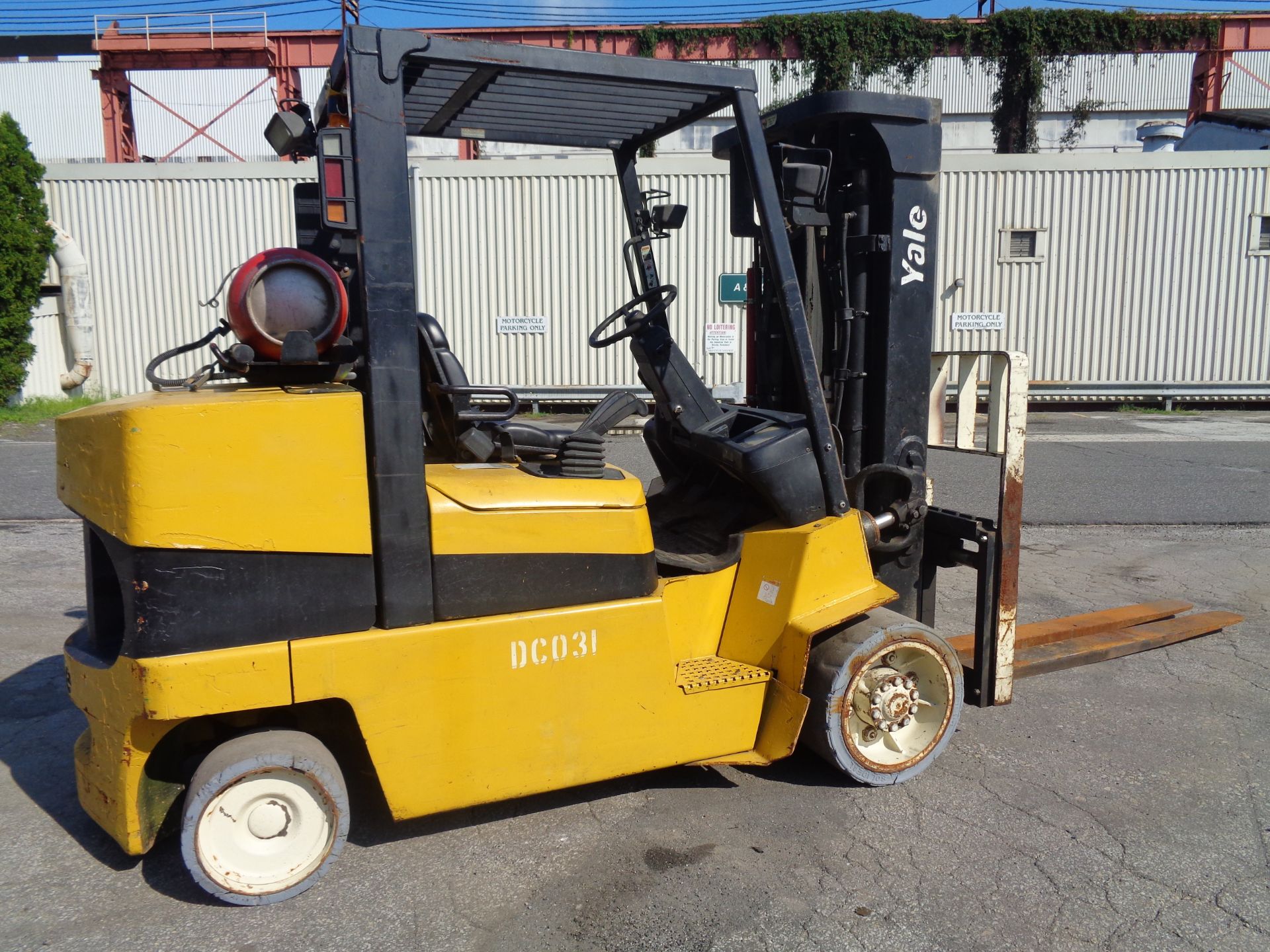 Yale GLC100MJNGAE084 10,000lb Forklift - Image 3 of 17