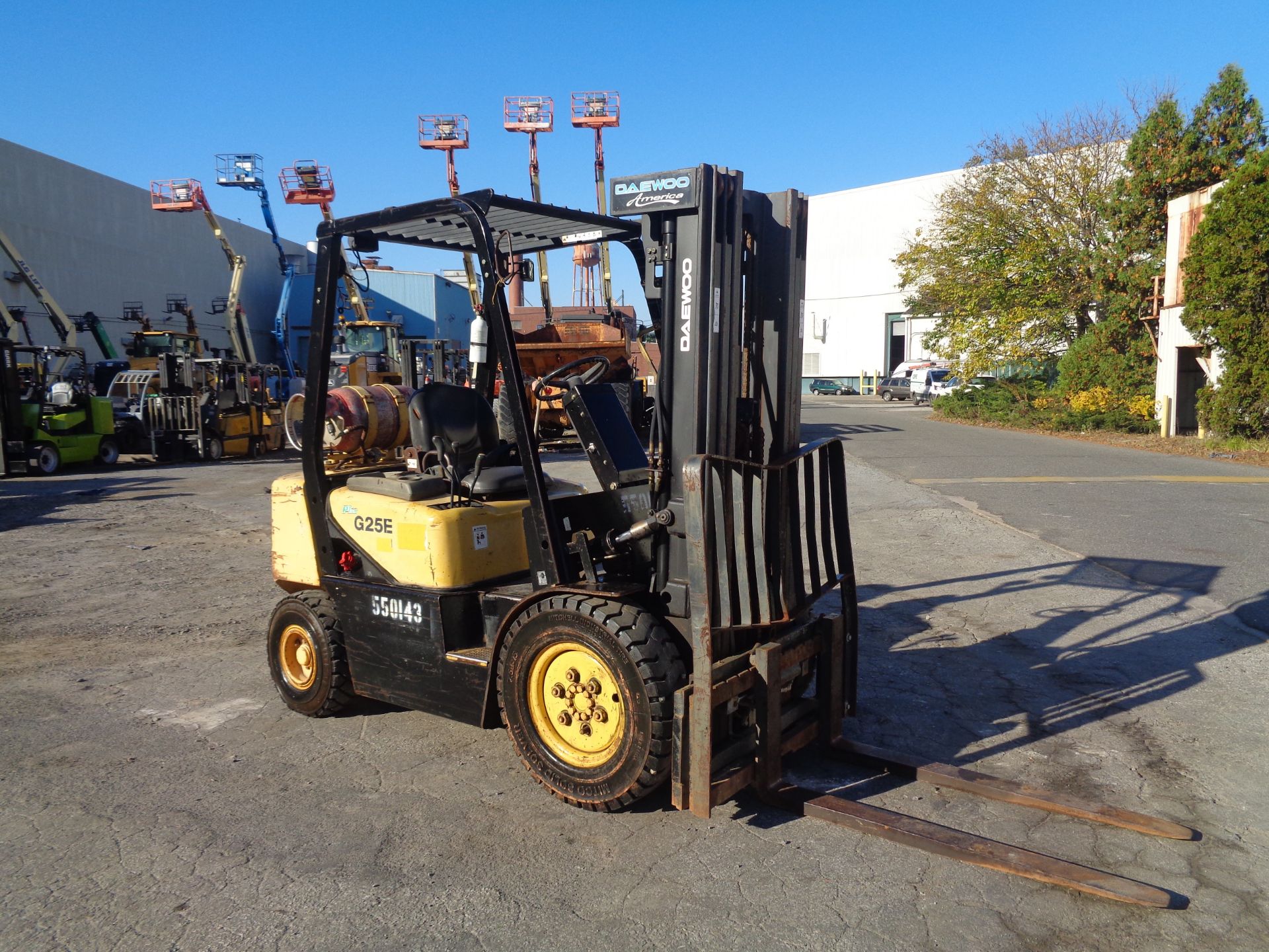 Daewoo G25E-3 5,000lb Forklift - Image 9 of 16