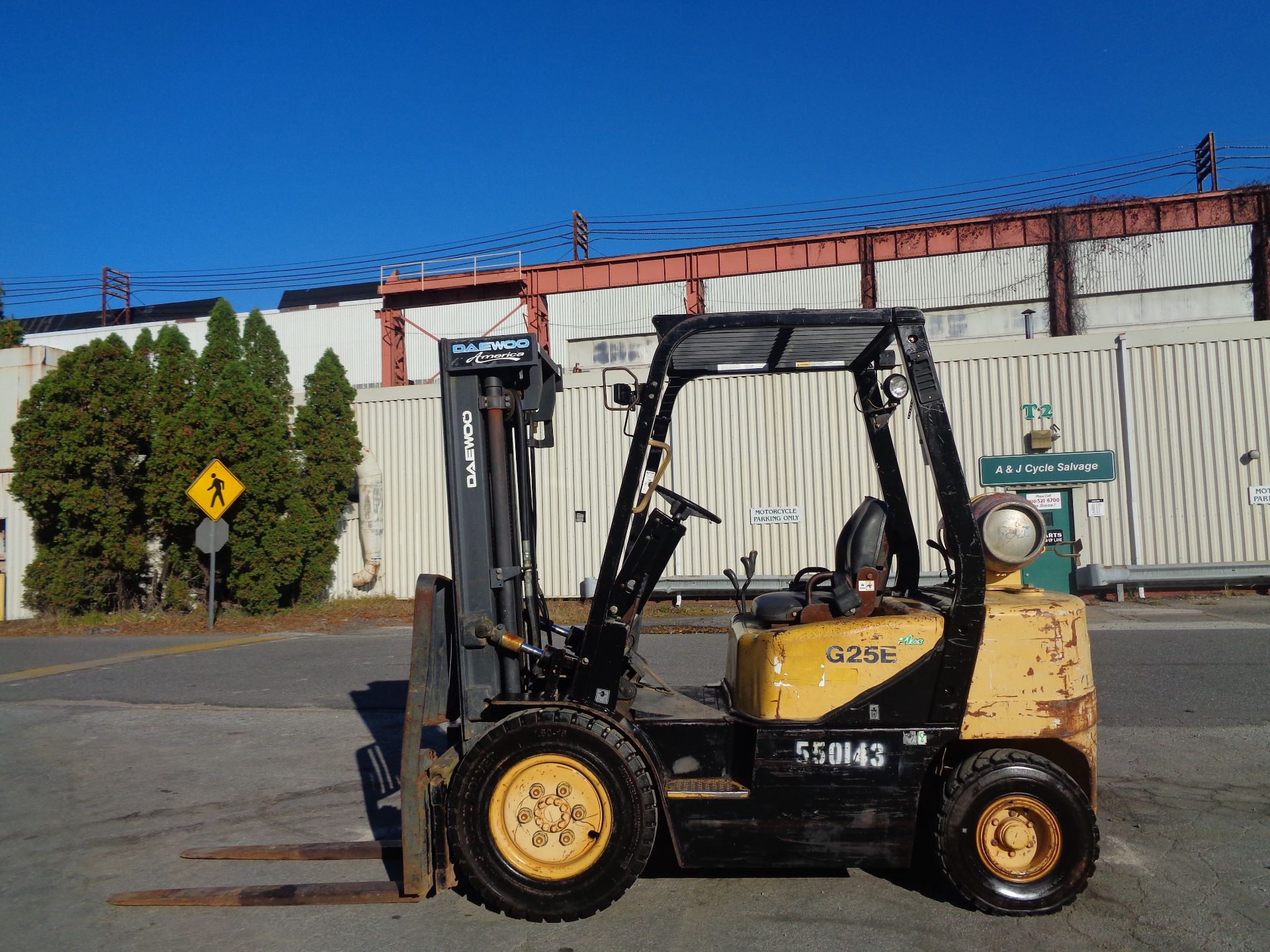 Daewoo G25E-3 5,000lb Forklift