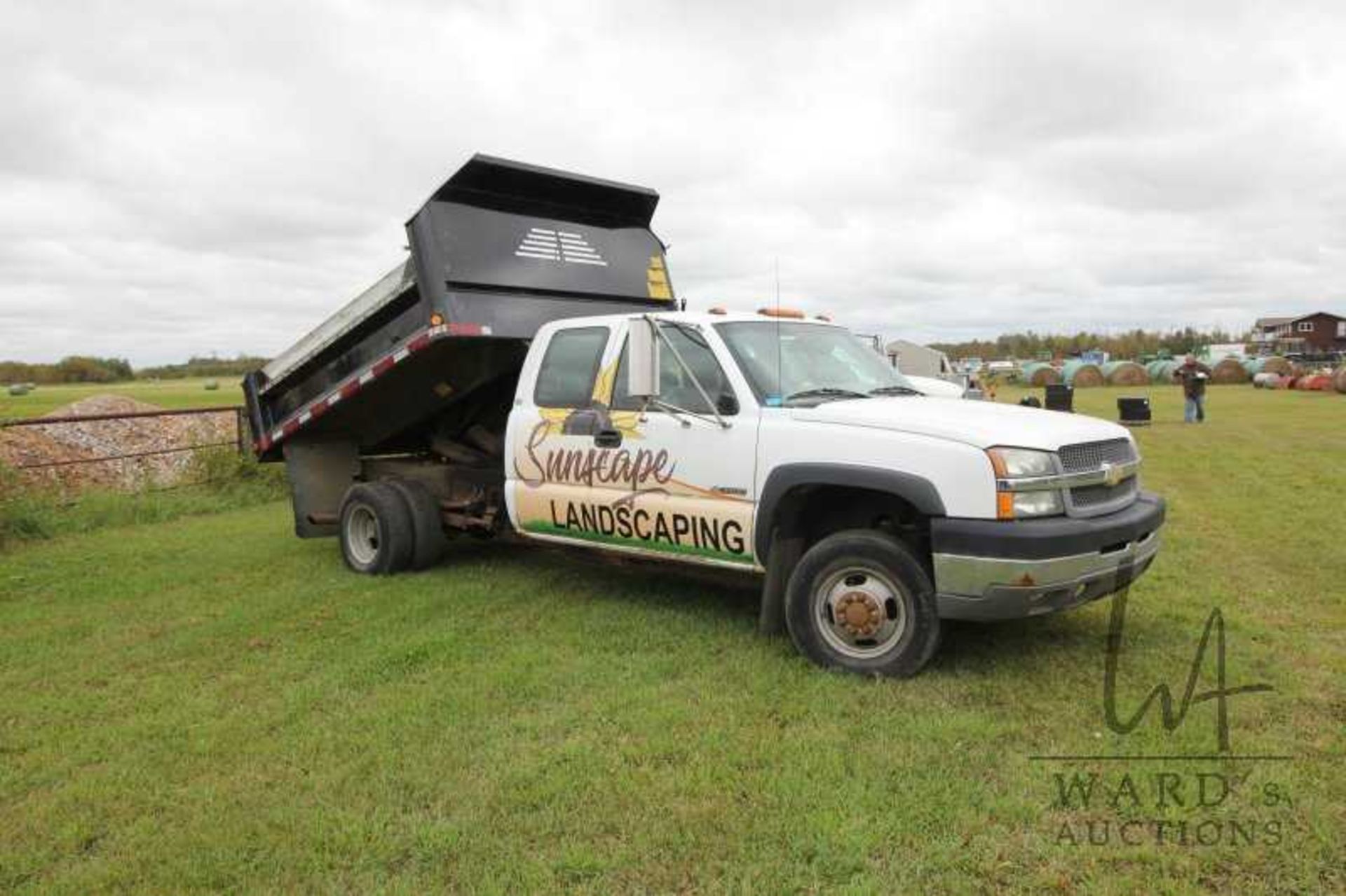 2004 CHEV 3500 DUMP TRUCK SILVERADO CREWCAB 4X4, 202175KM S/N 1GBJK39U44E217330 - Image 2 of 2